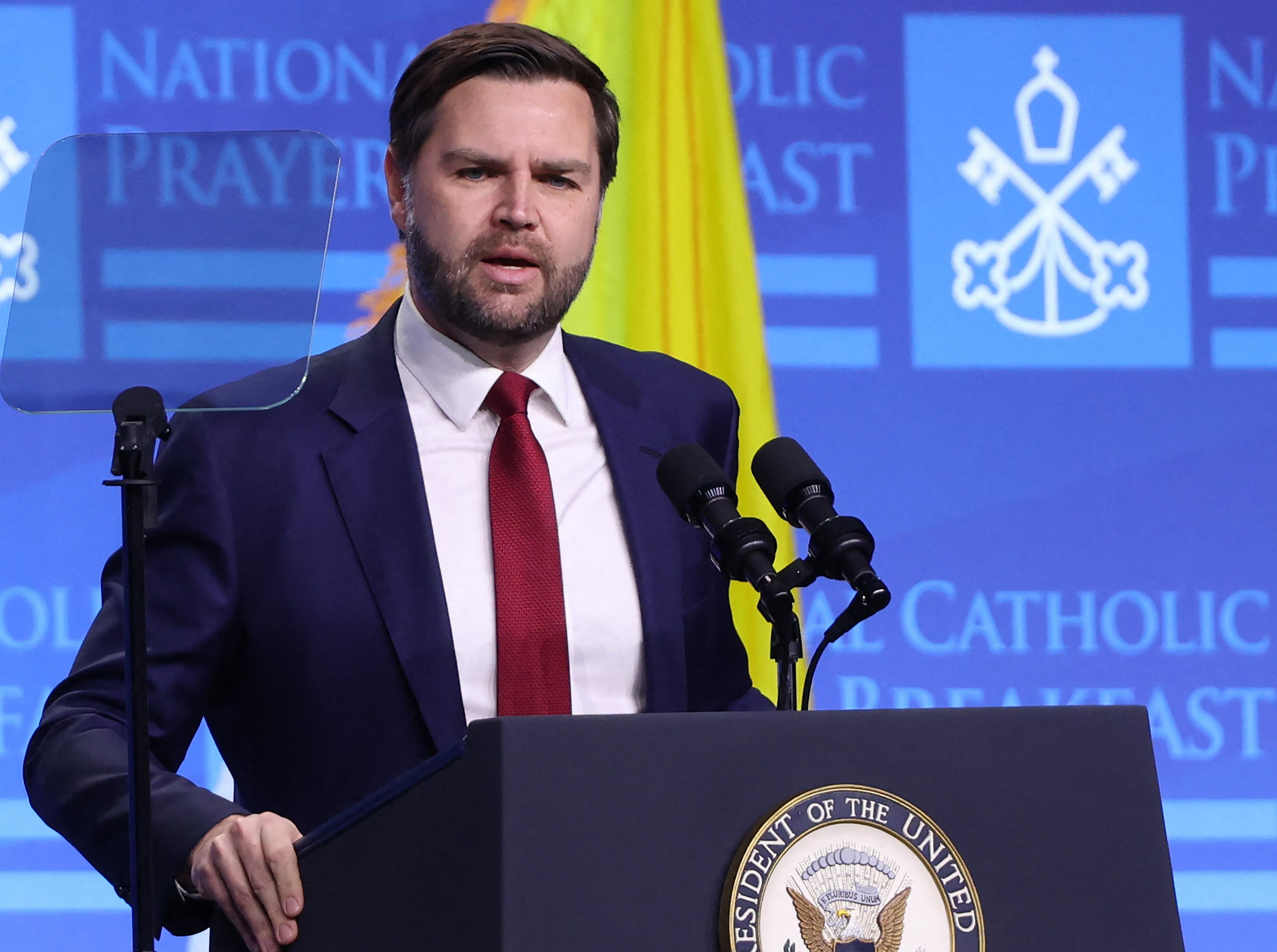 «Absurdement malhonnête» : J.D. Vance dément avoir tenu des propos méprisants à l’encontre de la France et du Royaume-Uni