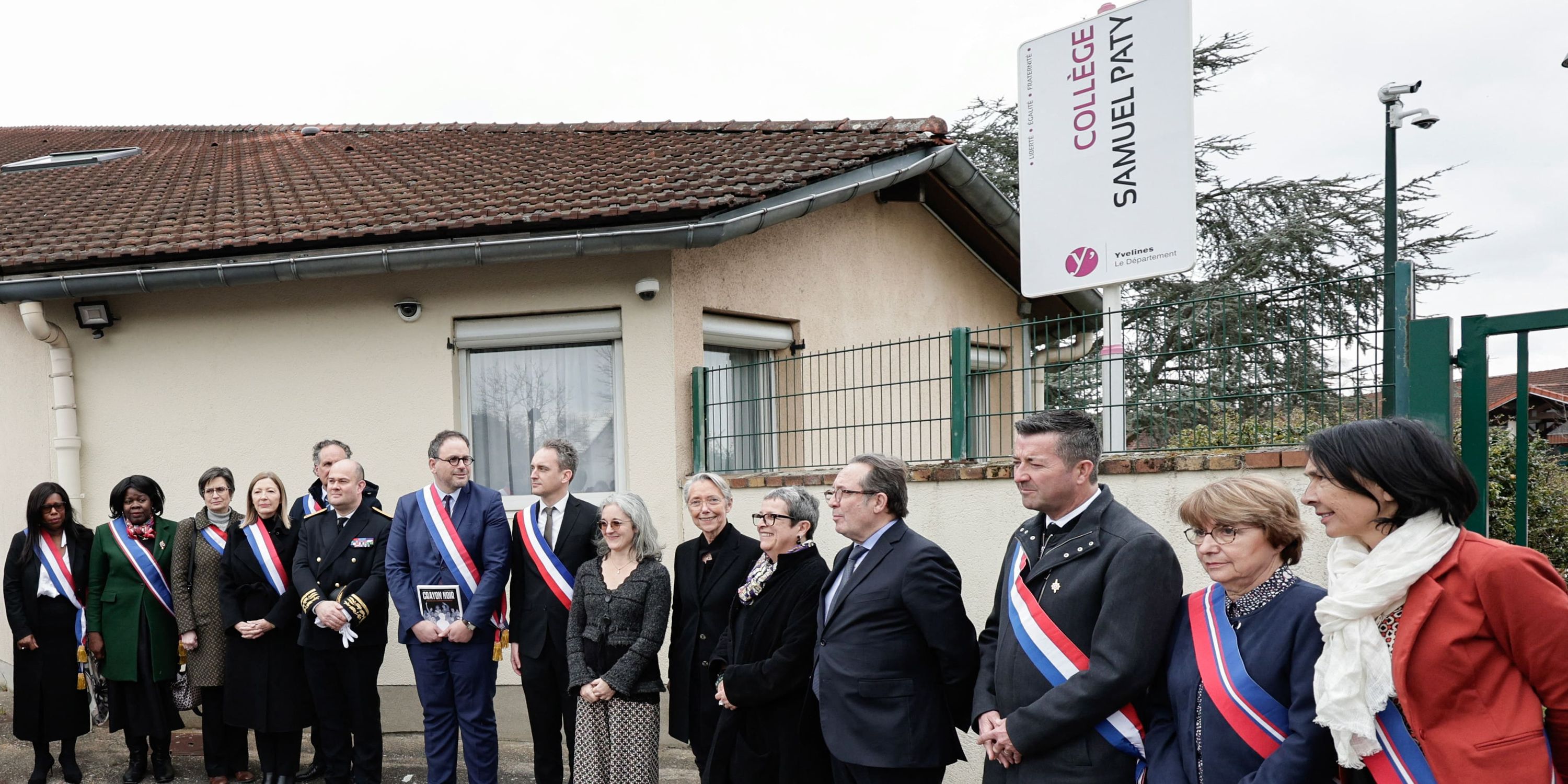 Collège Samuel Paty : un retour en classe fort en émotion face à l’établissement rebaptisée