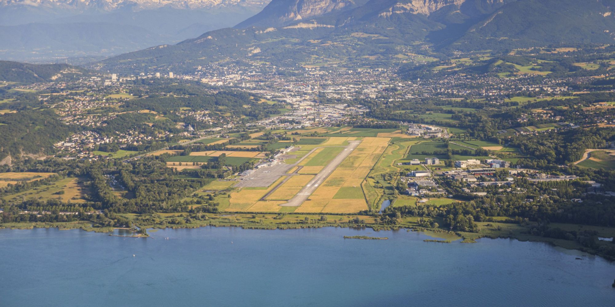Chambéry : des défenseurs du climat bloquent temporairement l’accès à l’aéroport