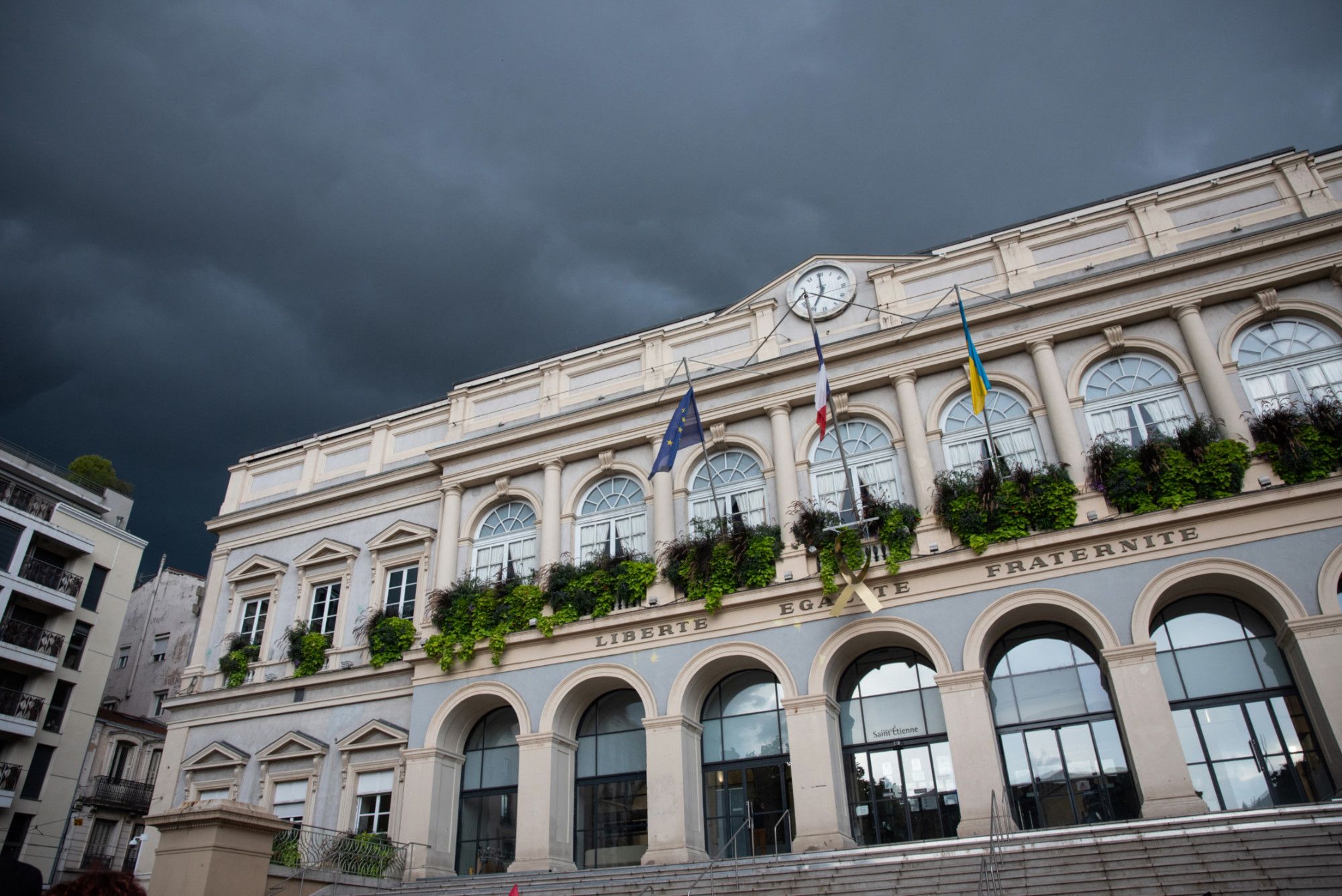 Saint-Étienne : retour de l’éclairage la nuit et stationnement gratuit pour sauver les commerçants