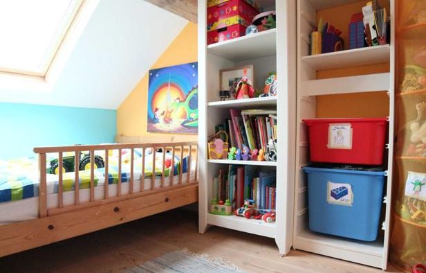 Etats-Unis : Un enfant se plaint d’avoir « un monstre » sous son lit, la baby-sitter découvre un homme recherché