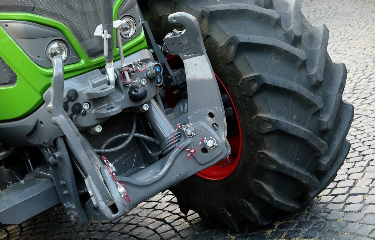 Doubs : Deux hommes tentent de voler un tracteur et restent coincés sur un muret