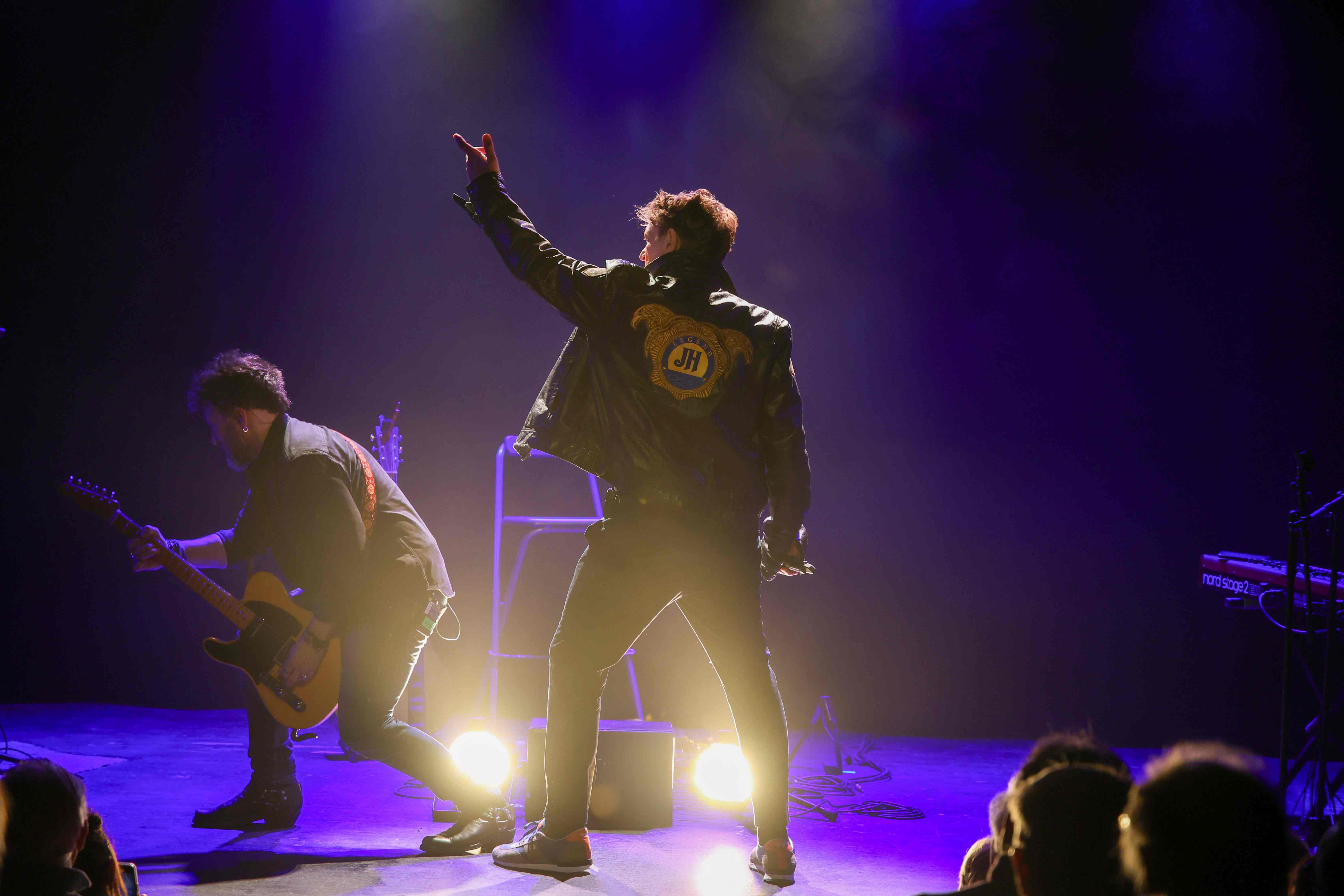 Didier Gustin : l’imitateur culte fait revivre Johnny sur scène avec émotion