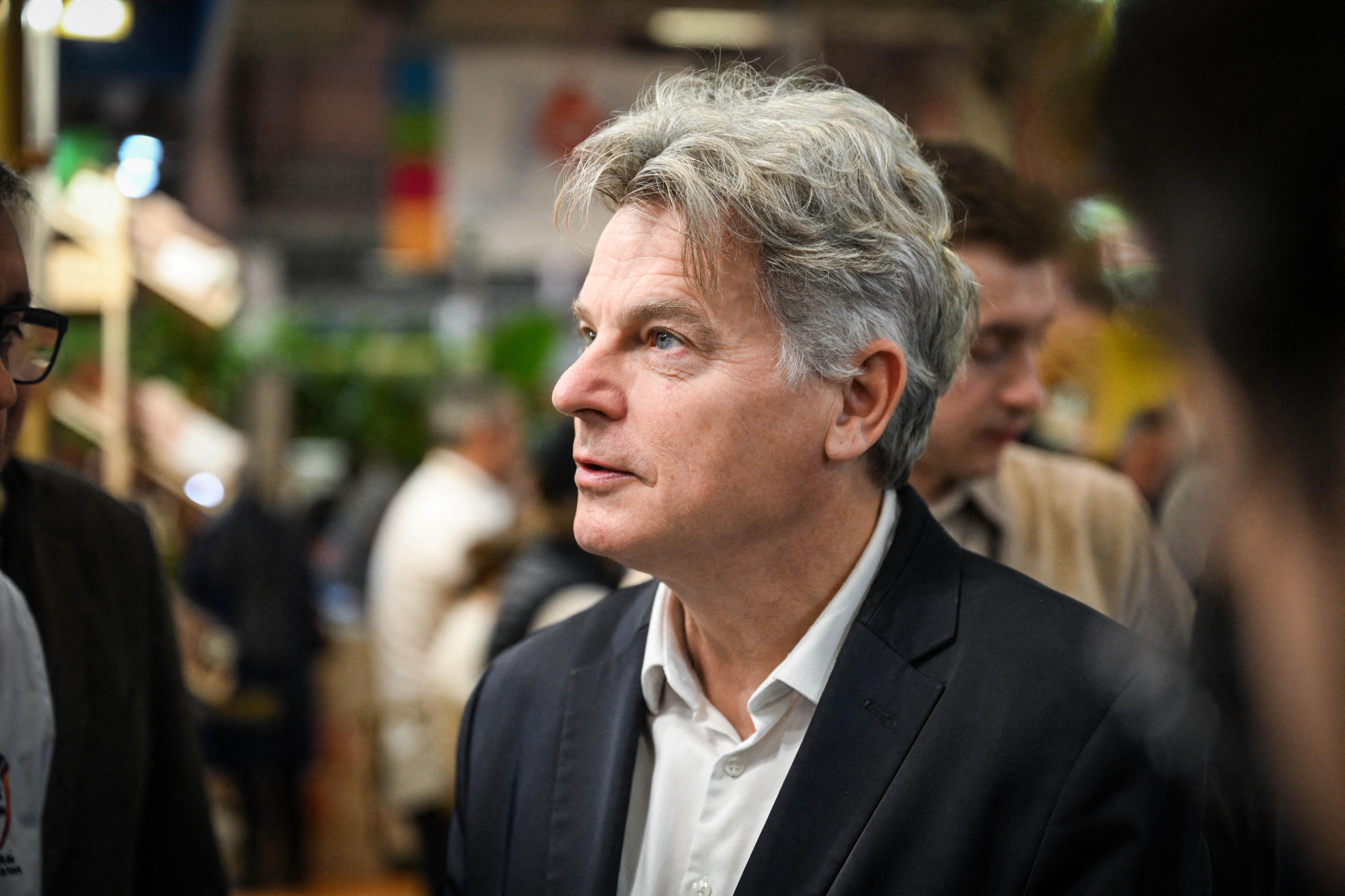 «Non, mais ça ne va pas bien !» : Les communistes outrés par une caricature de Roussel, les Insoumis assurent n’y être pour rien