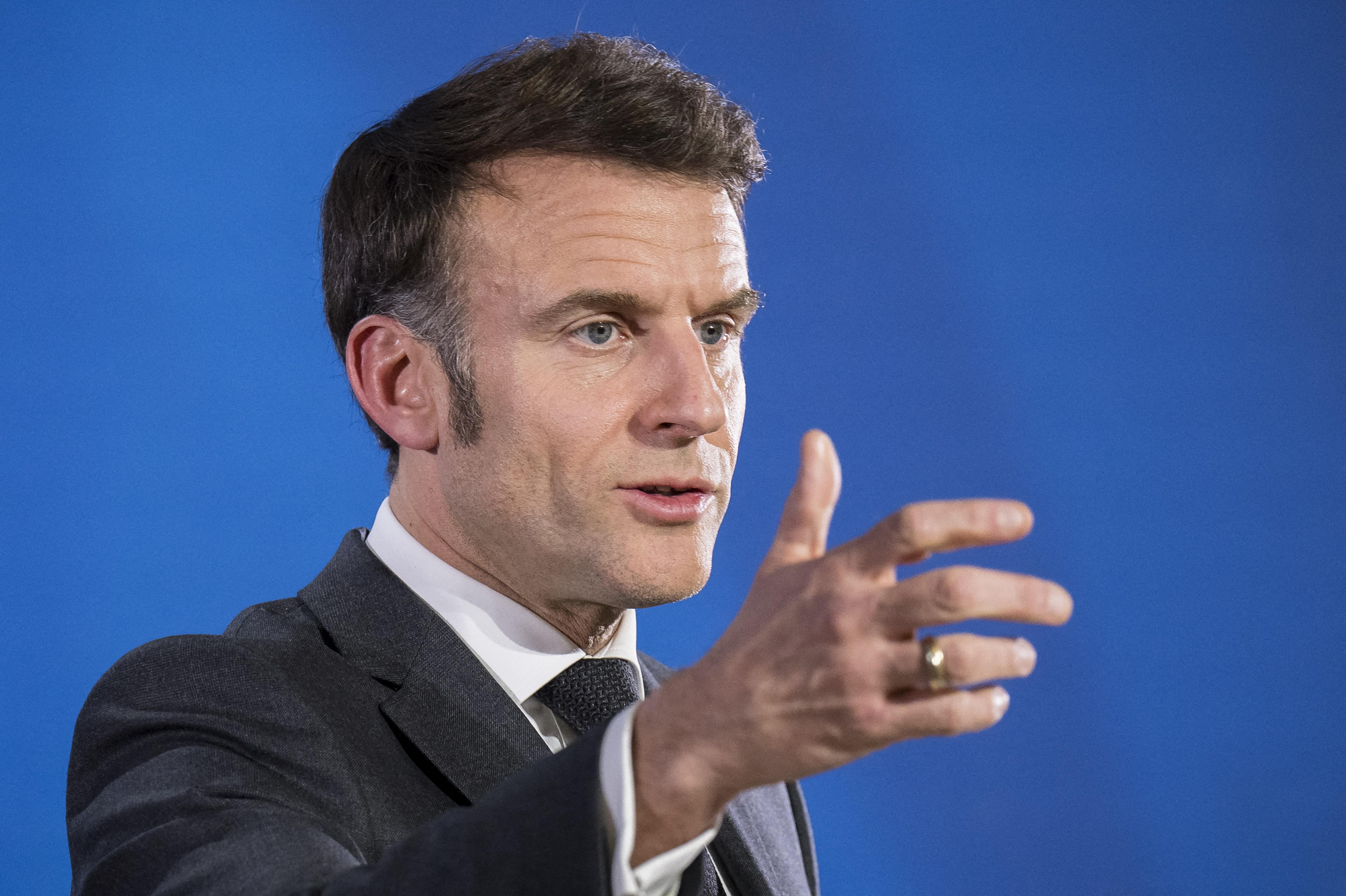 Macron et ses guerres oubliées : dette, immigration, Algérie, Outre-mer…