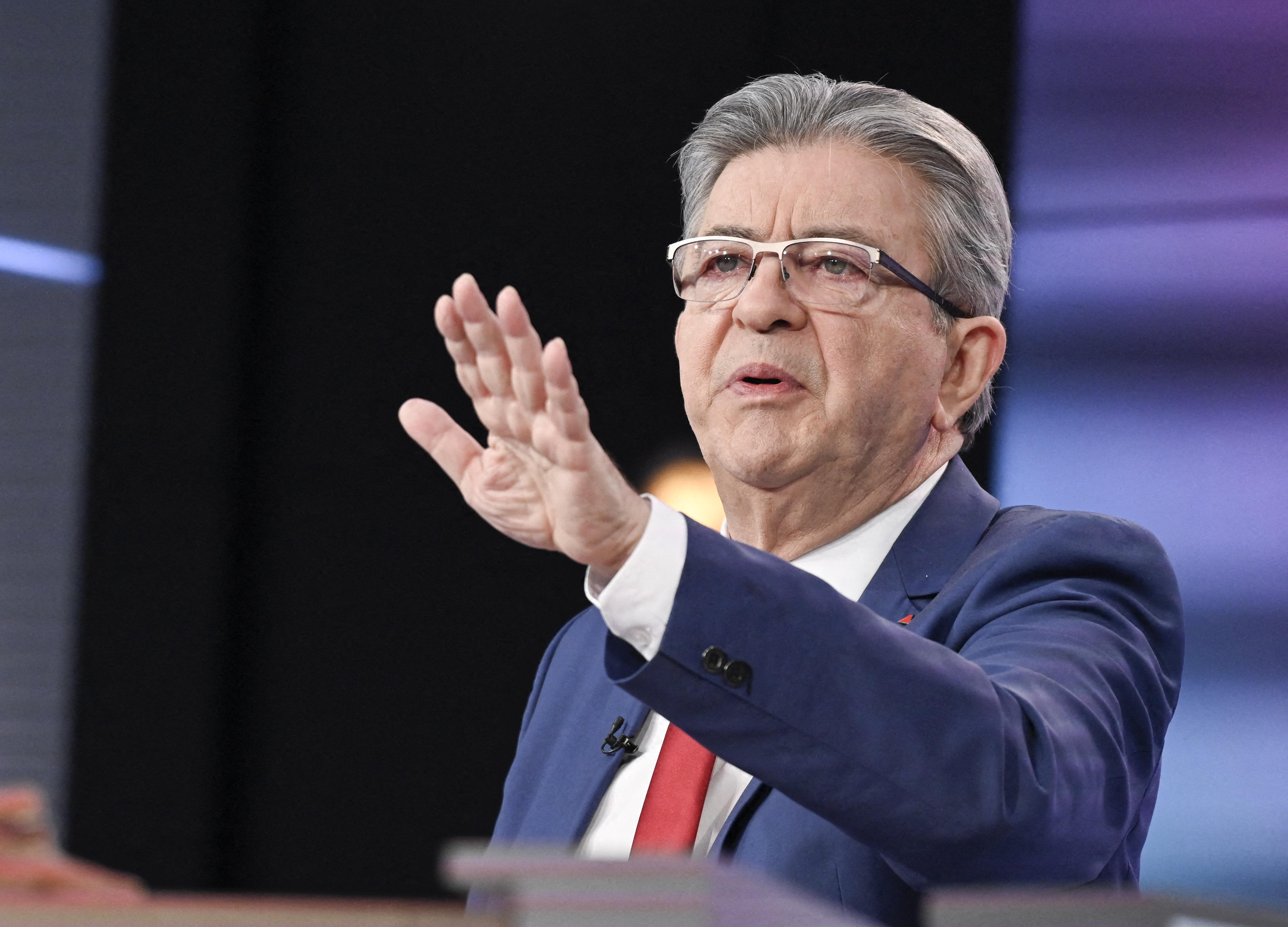 «Taisez-vous !» : Interrogé sur l’affiche anti-Hanouna, Mélenchon s’emporte contre un journaliste