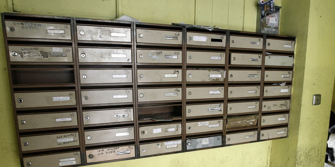 Des publicités pour de la drogue dans des boîtes aux lettres près de Grenoble