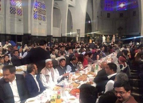 Chants islamiques et drapeau de l’Union européenne : la rupture du jeûne célébrée dans une église catholique à Molenbeek