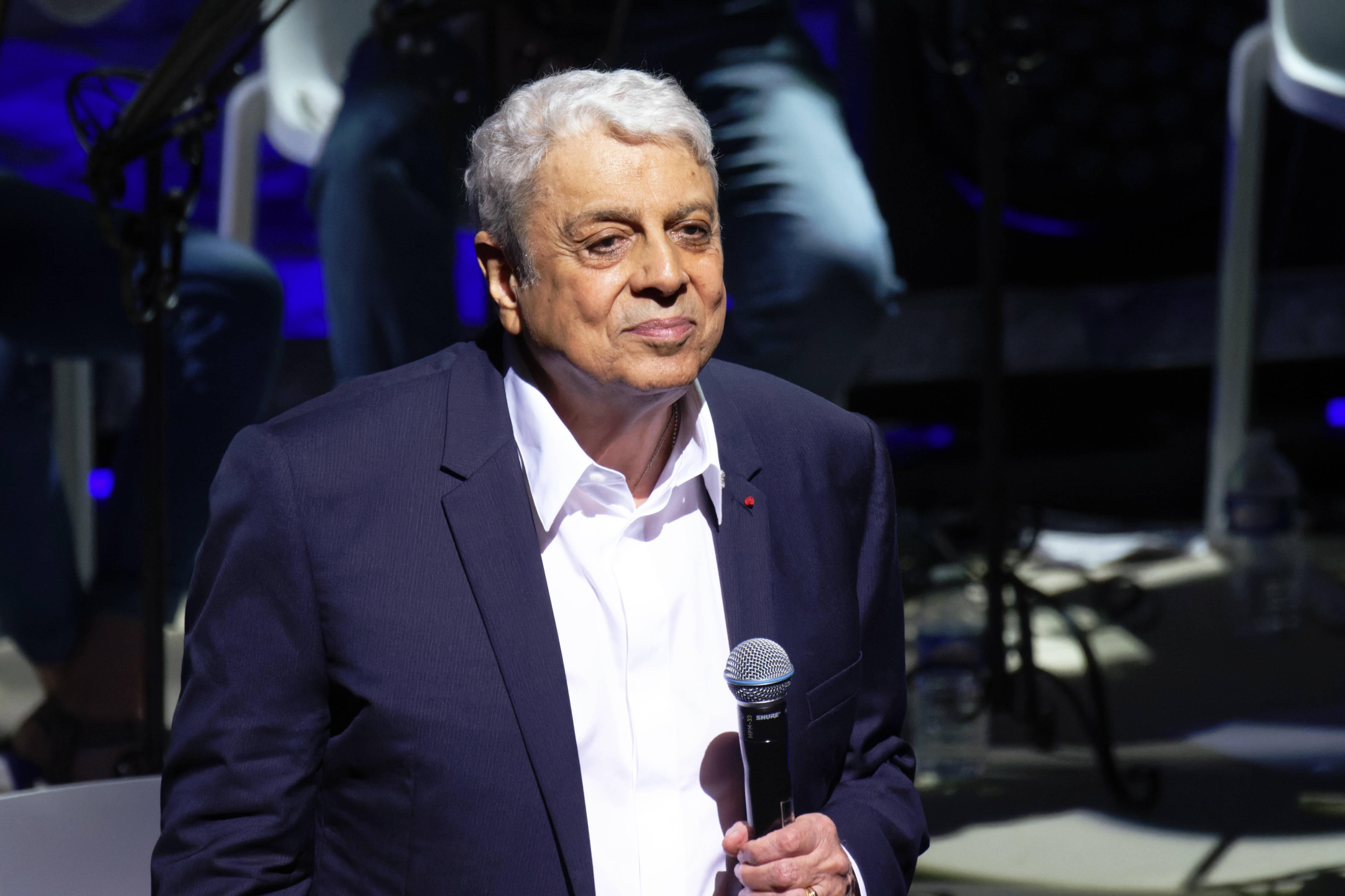 «Je garde espoir que la barbarie s’amenuise» : Enrico Macias réplique au jet de boules puantes durant son concert