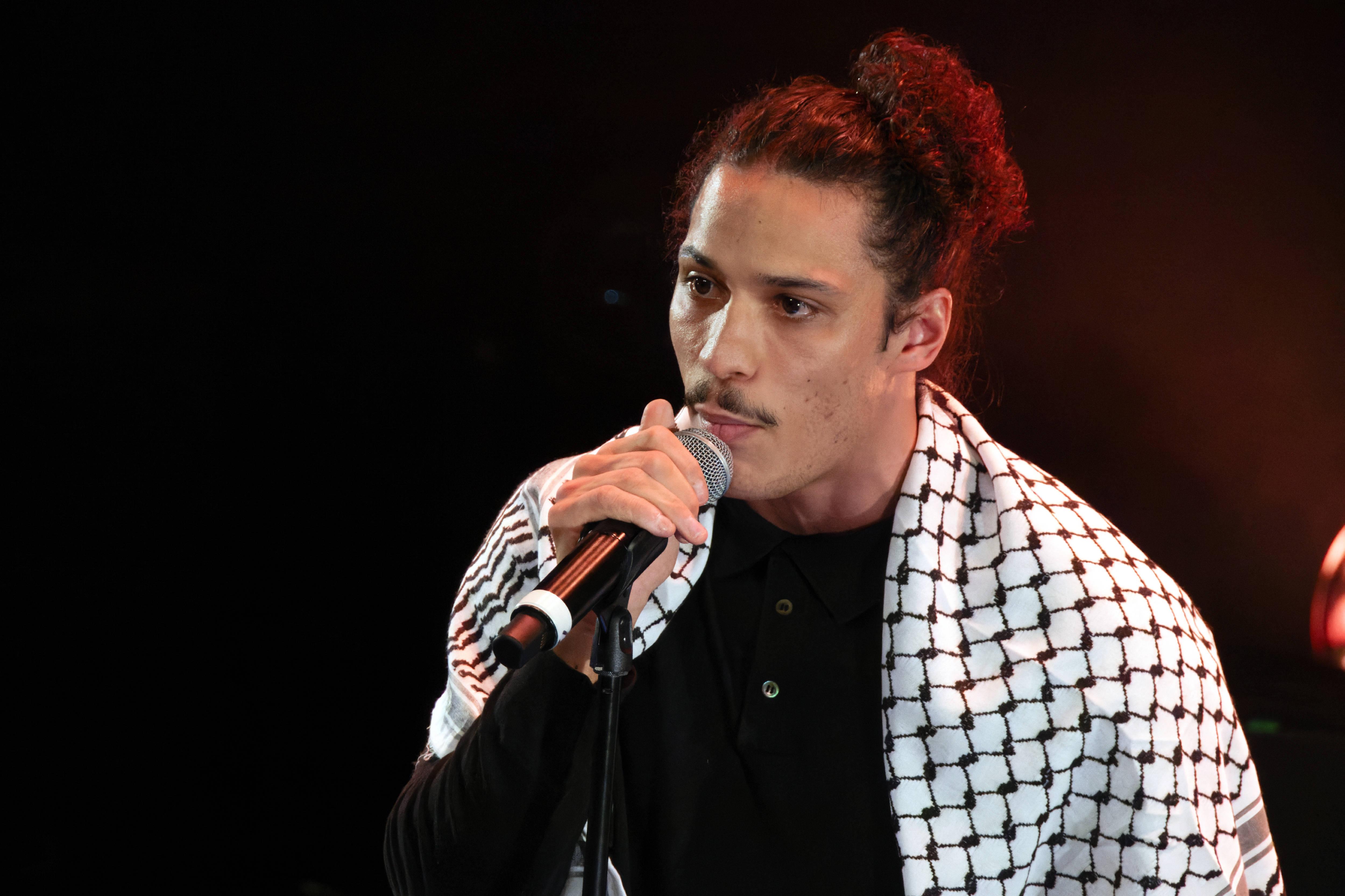 «Viens sur scène, je vais te niquer ta mère» : le rappeur Hatik menace un de ses fans lors d’un concert