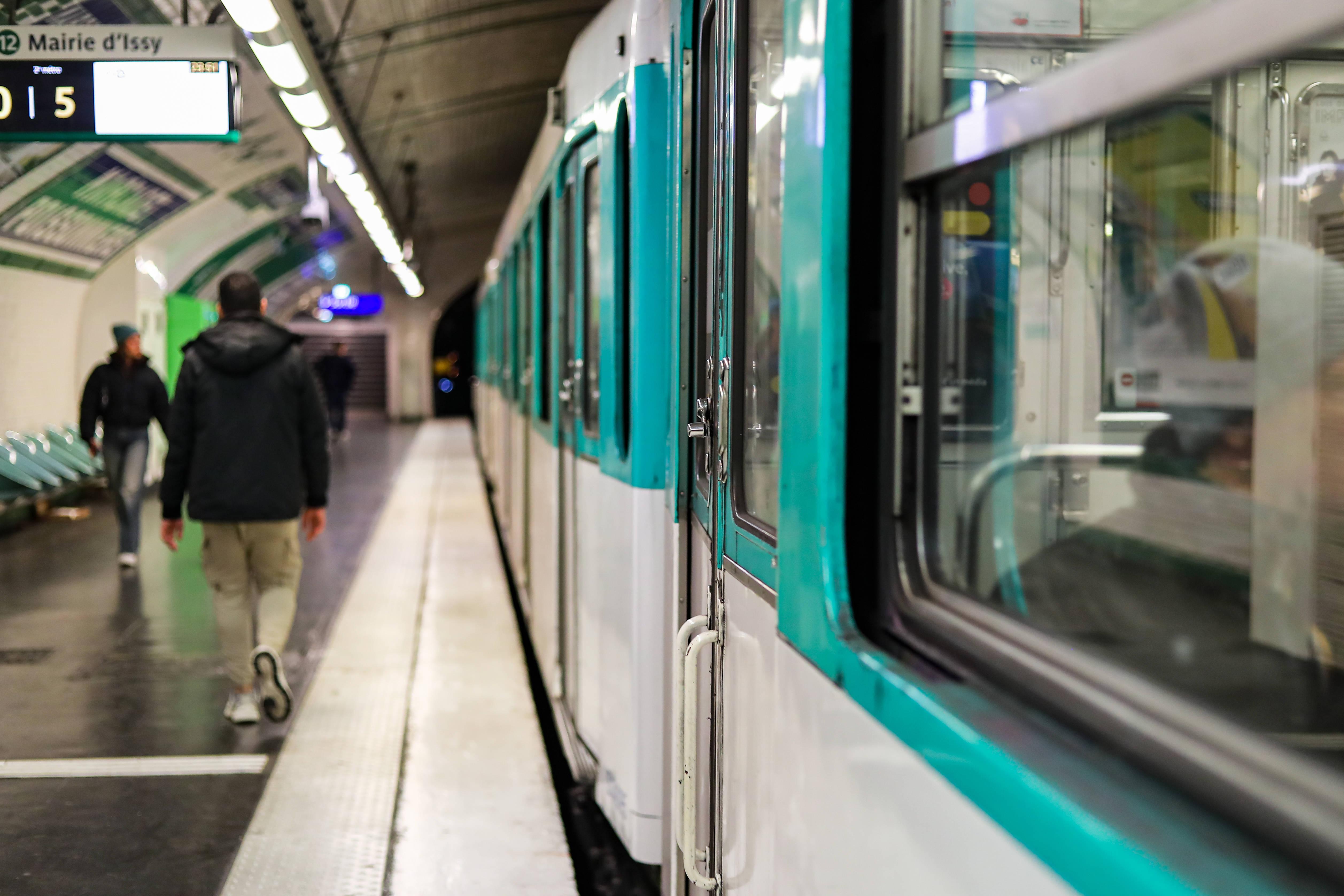 Paris : un homme fauché par un train sur la ligne 12 de métro