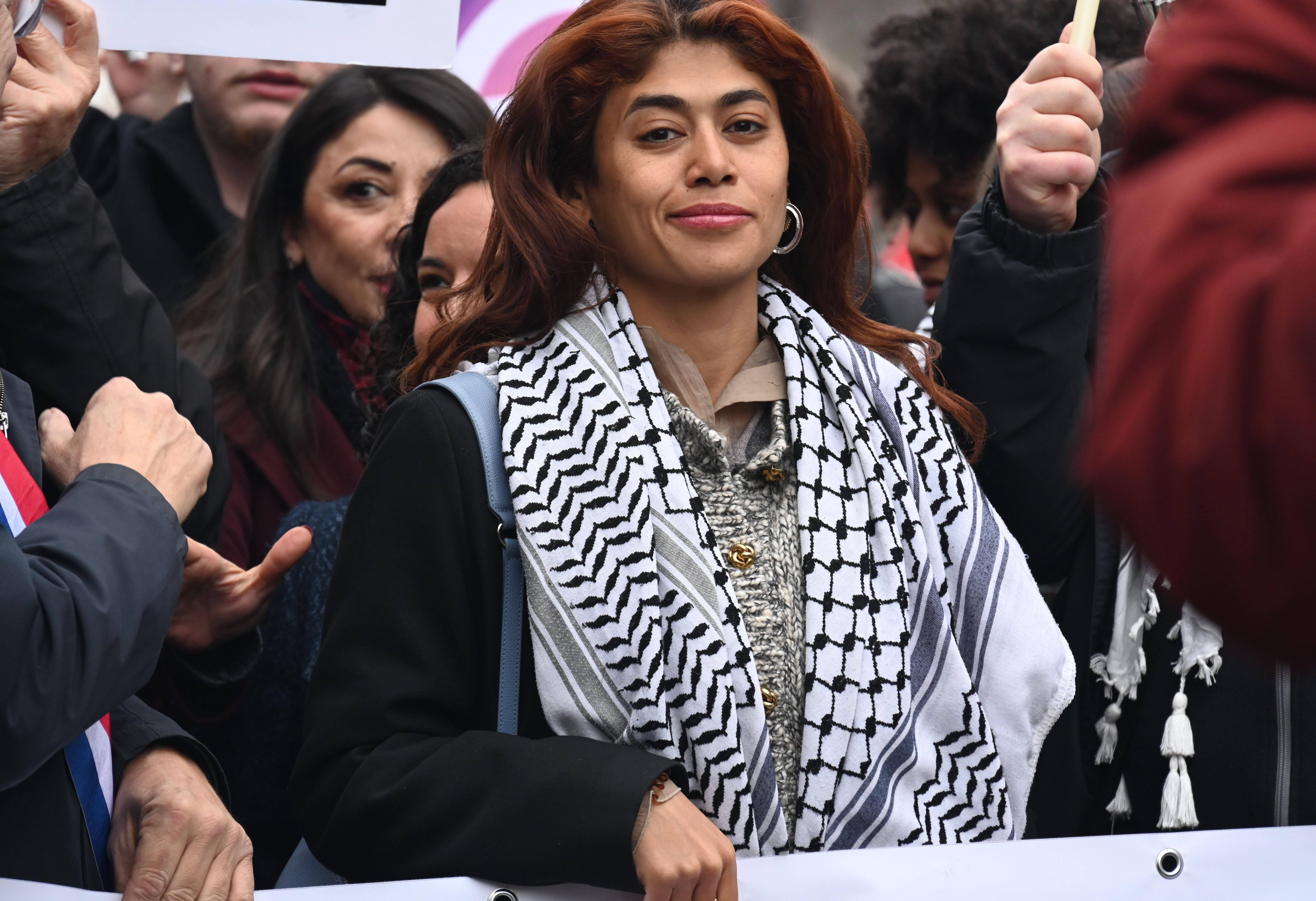 «Dissoudre à l’acide» : Rima Hassan relaie des menaces de mort contre le collectif Némésis