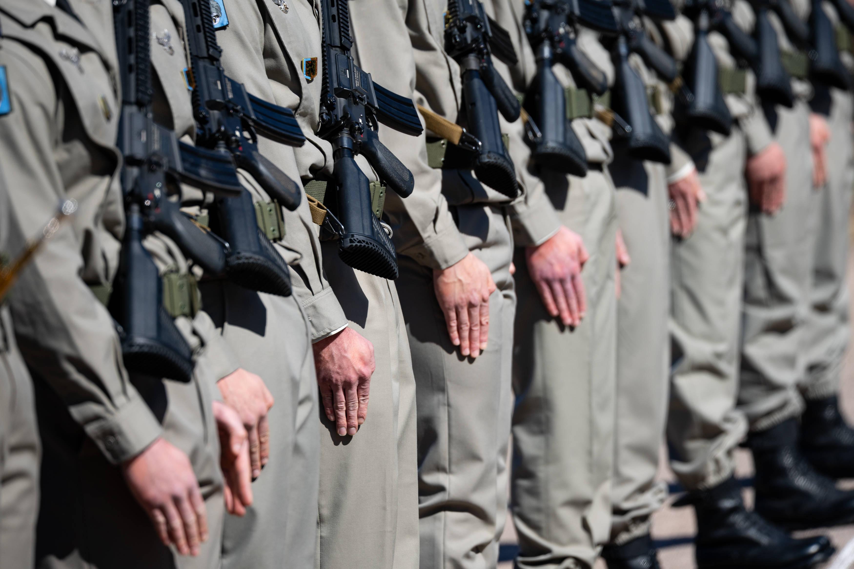 Face au spectre de la guerre, la jeunesse française fracturée entre patriotisme et pacifisme