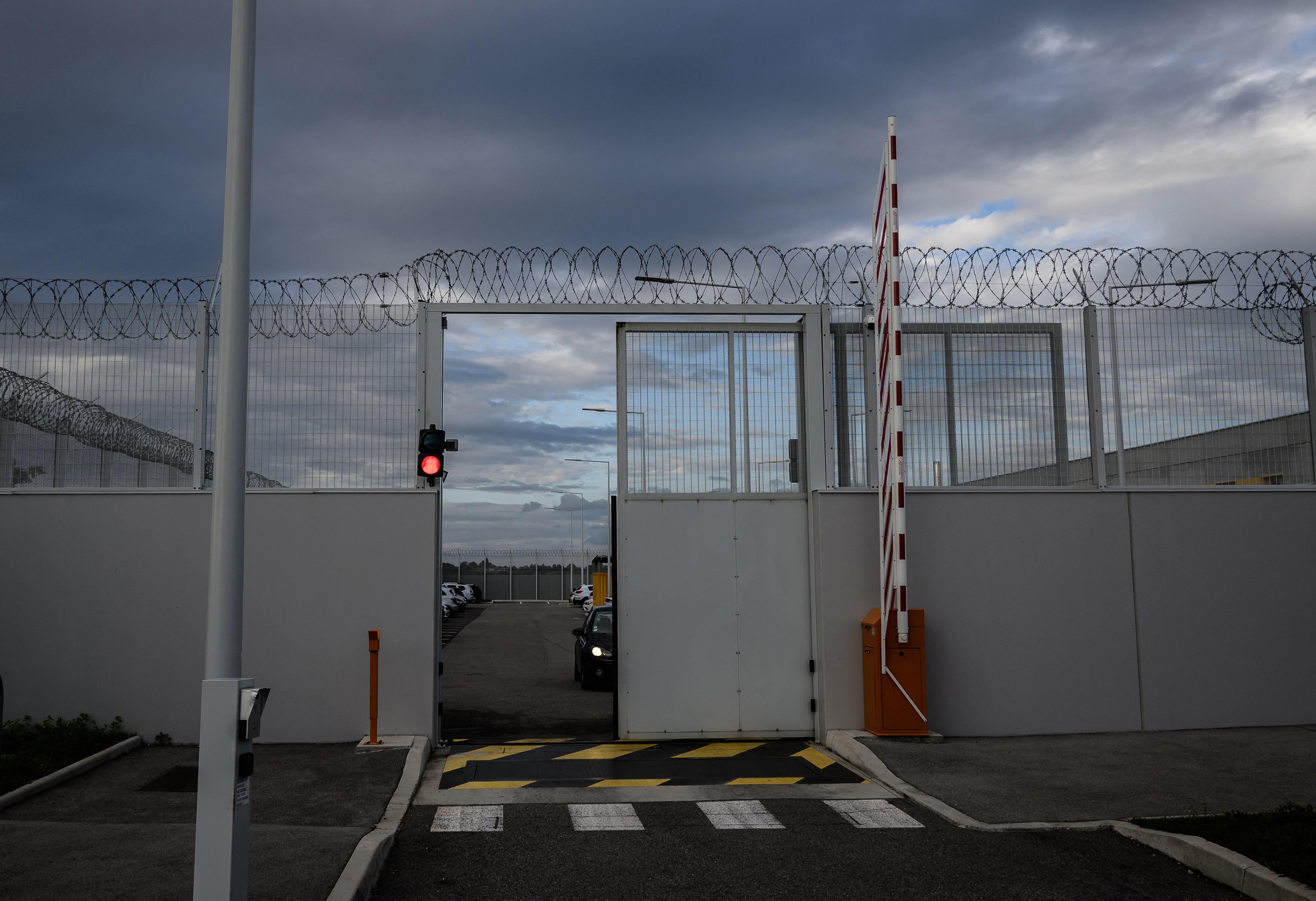 SONDAGE – 61 % des Français souhaitent l’enfermement des OQTF dangereux loin de la métropole