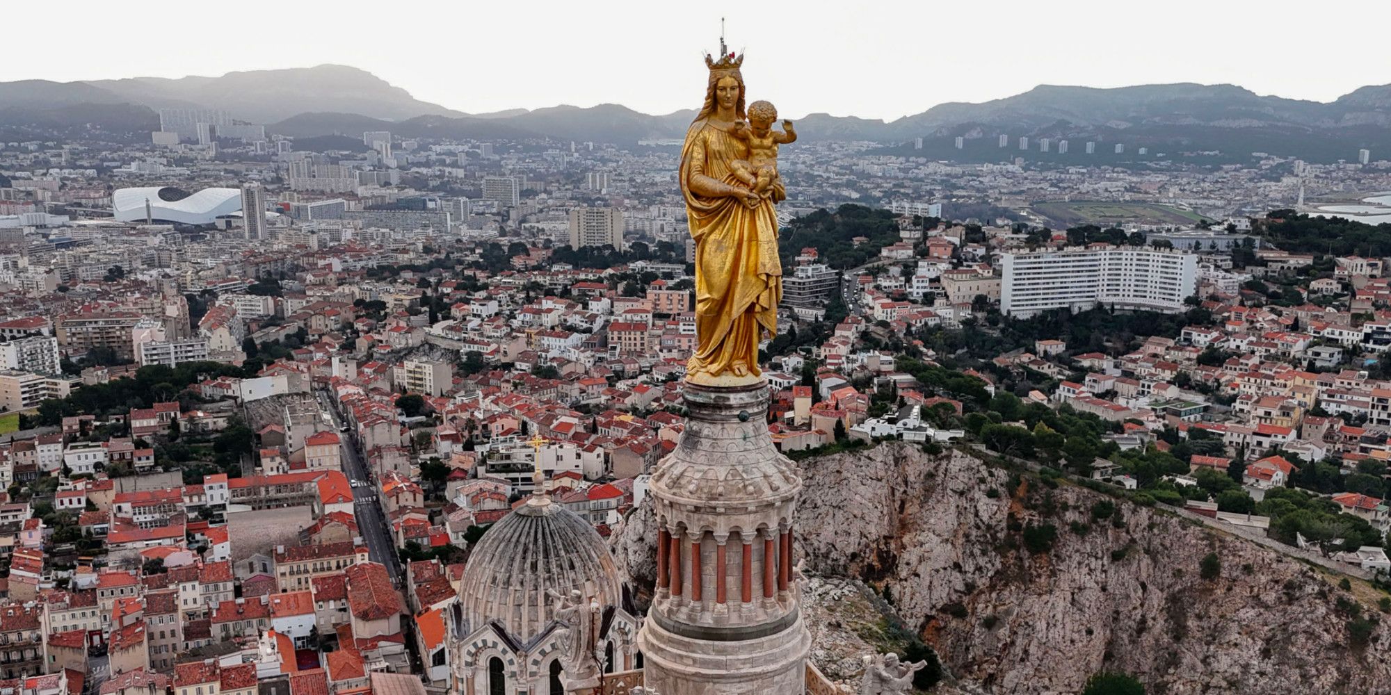 «Il nous a tous bénis» : à Marseille, les habitants se souviennent de la visite du pape François et prient pour lui