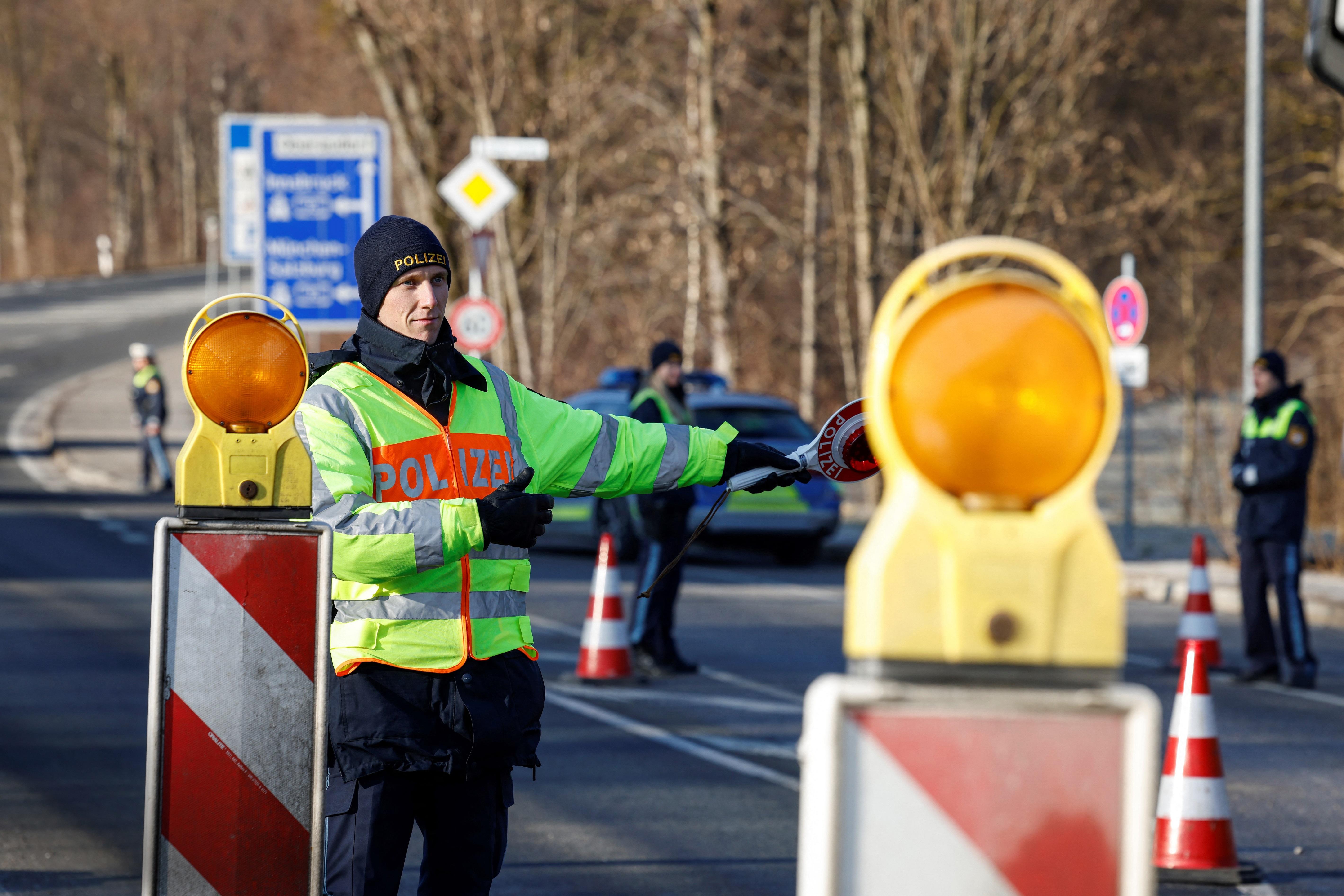 Immigration : l’Autriche et la Pologne durcissent leur politique, la France va-t-elle suivre ?