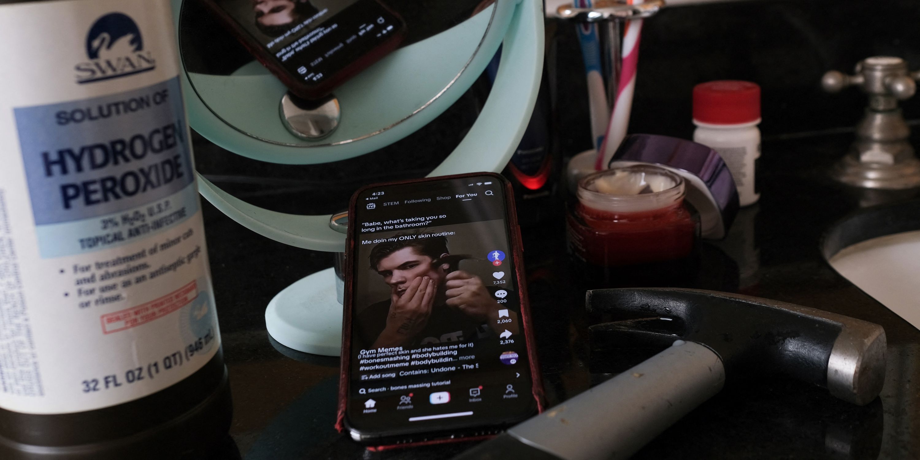 Stéroïdes, coups de marteau, mâchoire carrée… Qu’est-ce que le «Looksmaxxing», cette tendance qui cartonne sur les réseaux sociaux ?