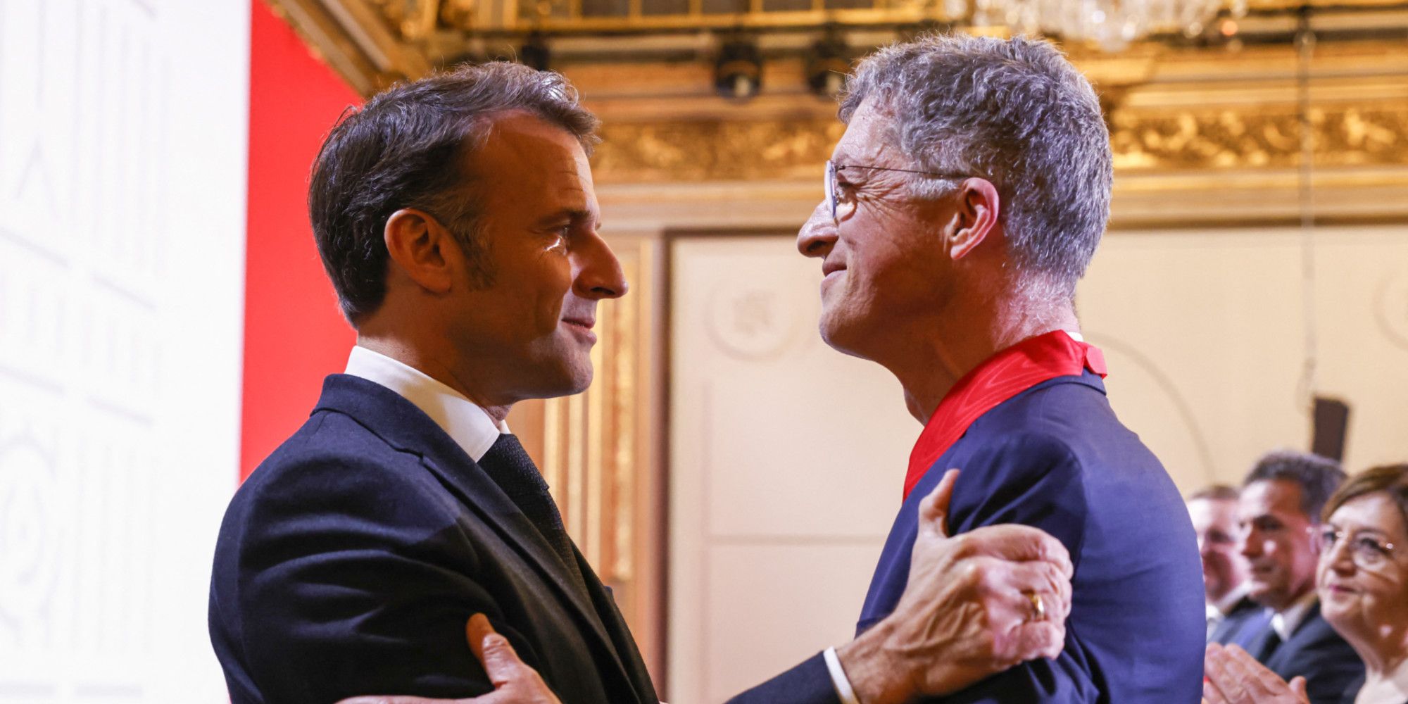 Notre-Dame de Paris : les Compagnons décorés à l’Élysée