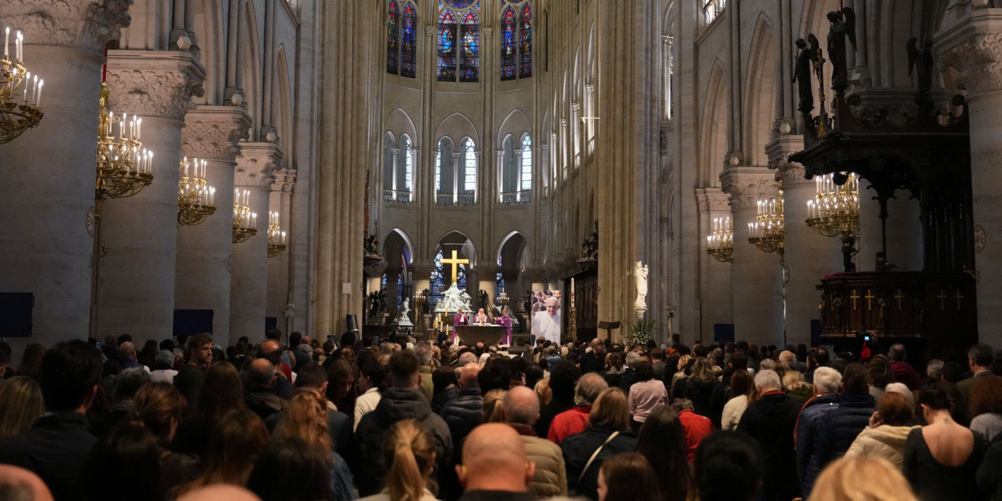 Mort du pape François : les fidèles se rassemblent à Notre-Dame de Paris pour une veillée d’hommage