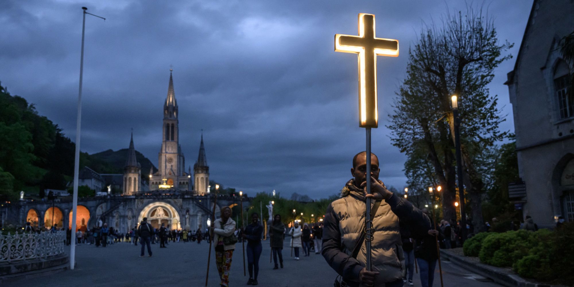 «Il sera présent dans ma prière» : à Lourdes, les fidèles pleurent la mort du pape François