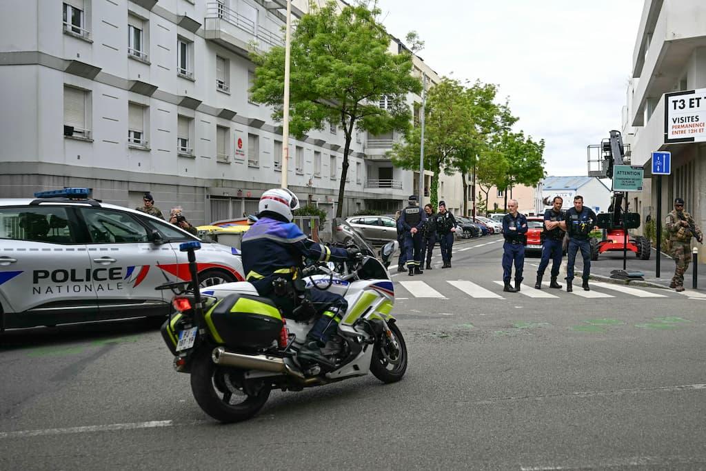 «Effroi total», «des nouvelles qui glacent le sang» : la classe politique sous le choc après l’attaque au couteau dans un lycée de Nantes