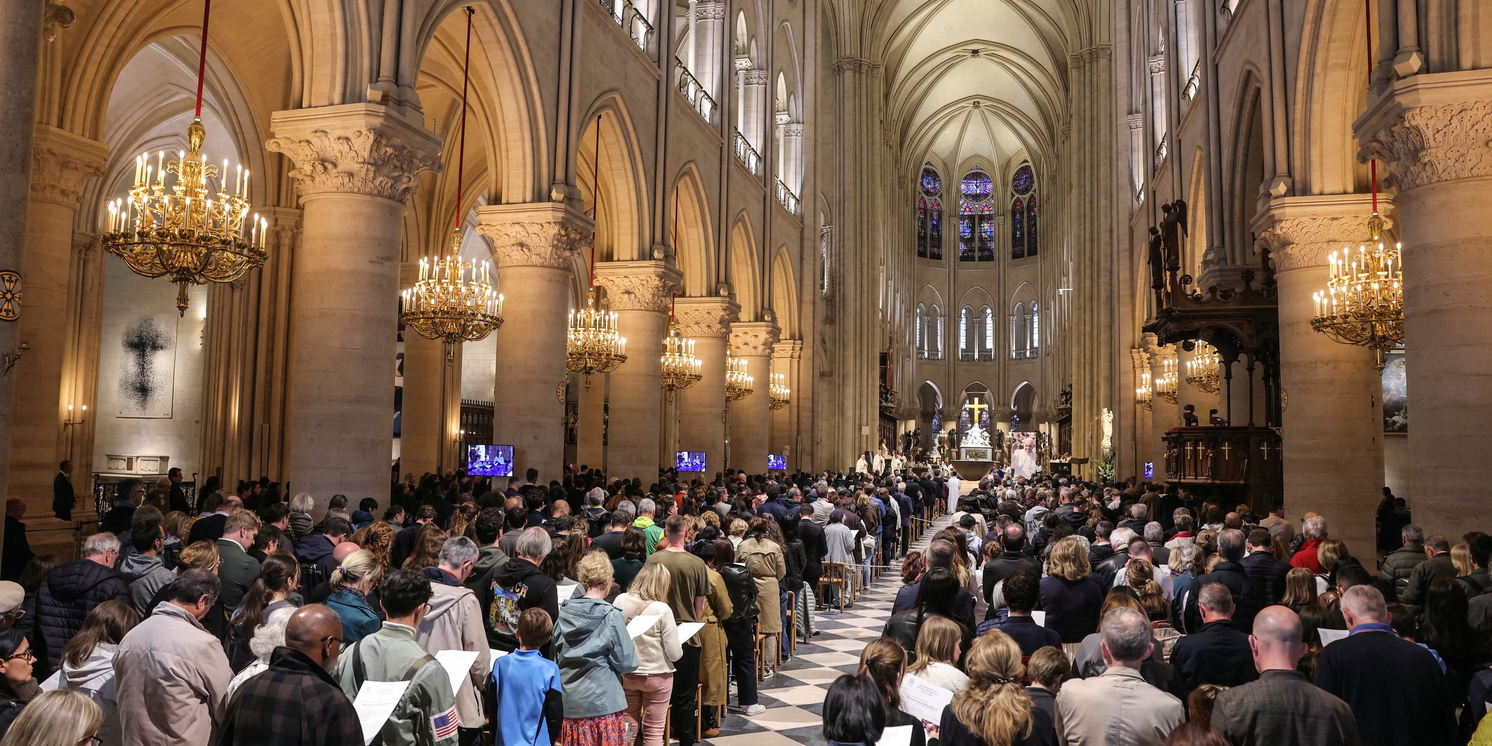 Nouvelle messe à Notre-Dame de Paris pour le pape François à la veille de ses obsèques