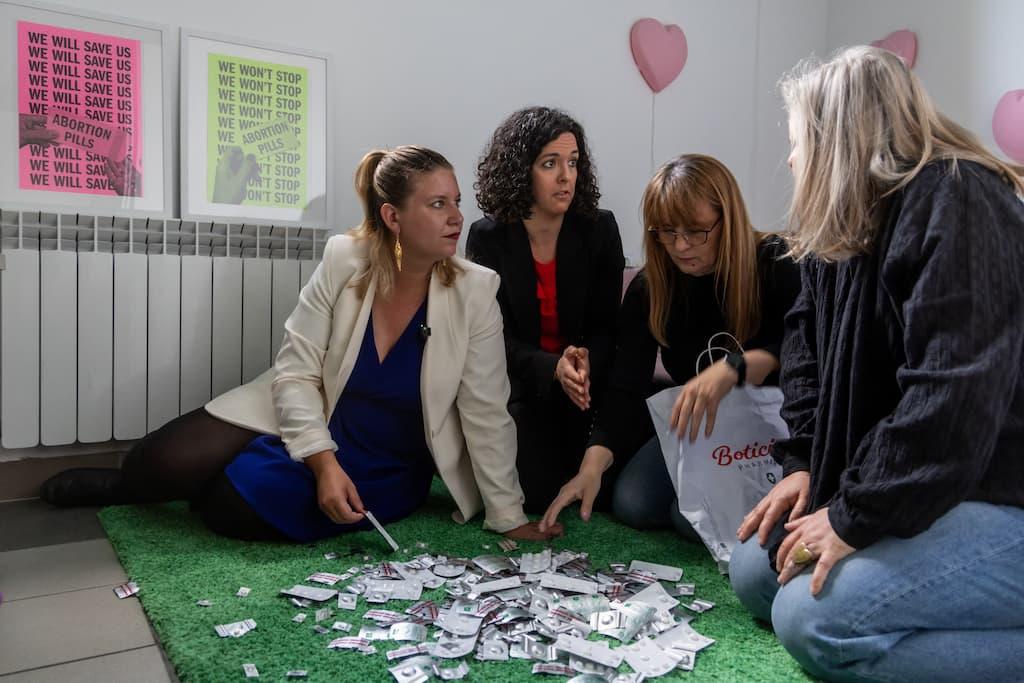 IVG : Manon Aubry et Mathilde Panot distribuent des centaines de pilules abortives en Pologne