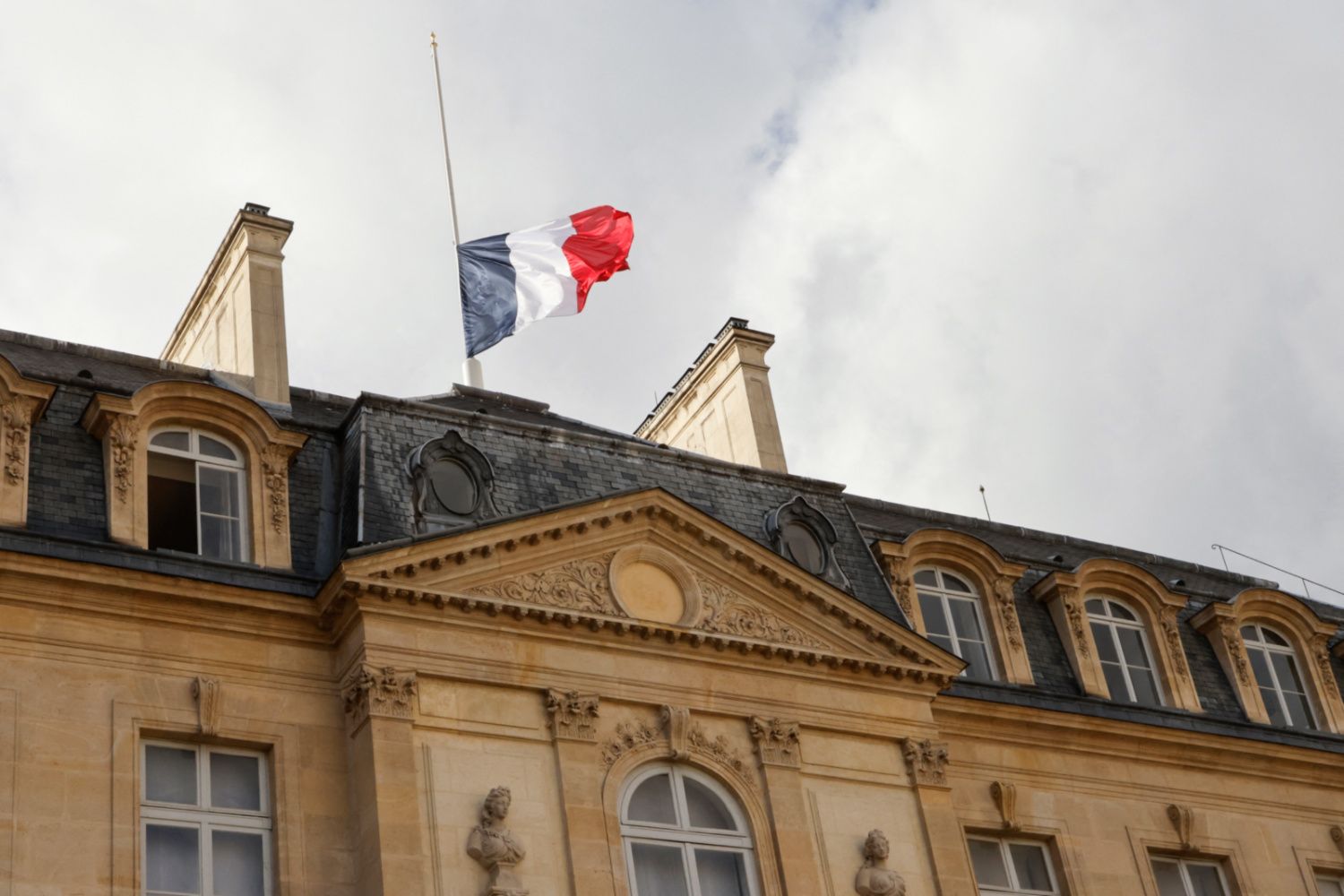 Mort du pape François : à quelles occasions les drapeaux sont-ils mis en berne en France ?