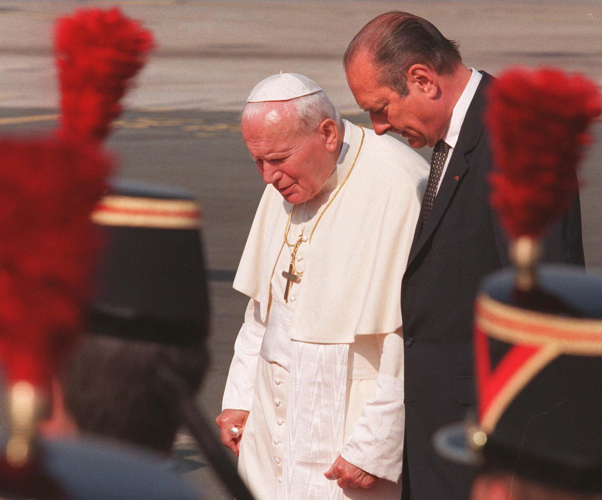 Quand François Bayrou s’opposait à la mise en berne des drapeaux après la mort de Jean-Paul II