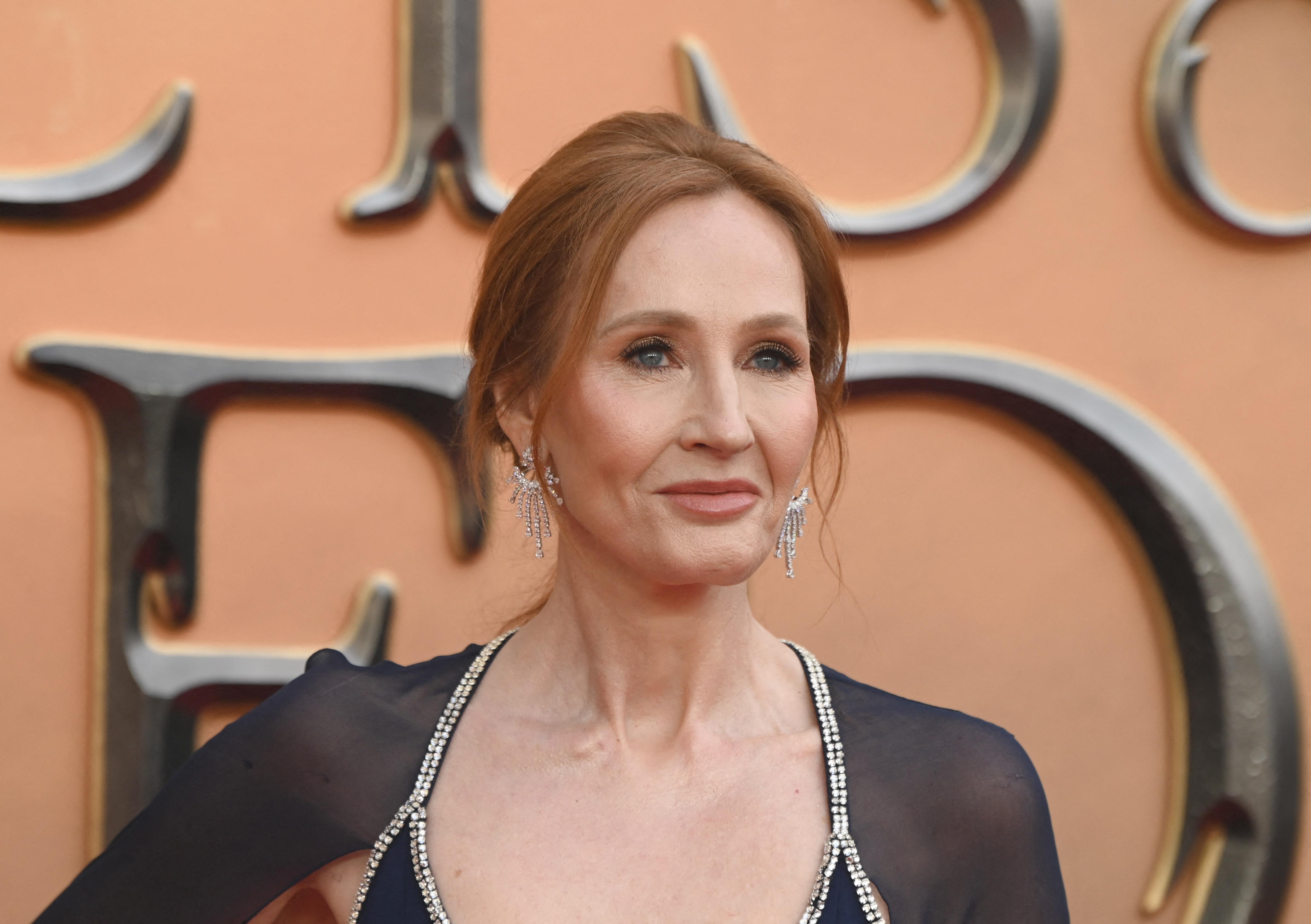 Définition des femmes par le sexe biologique : J. K. Rowling salue une décision de la Cour suprême britannique