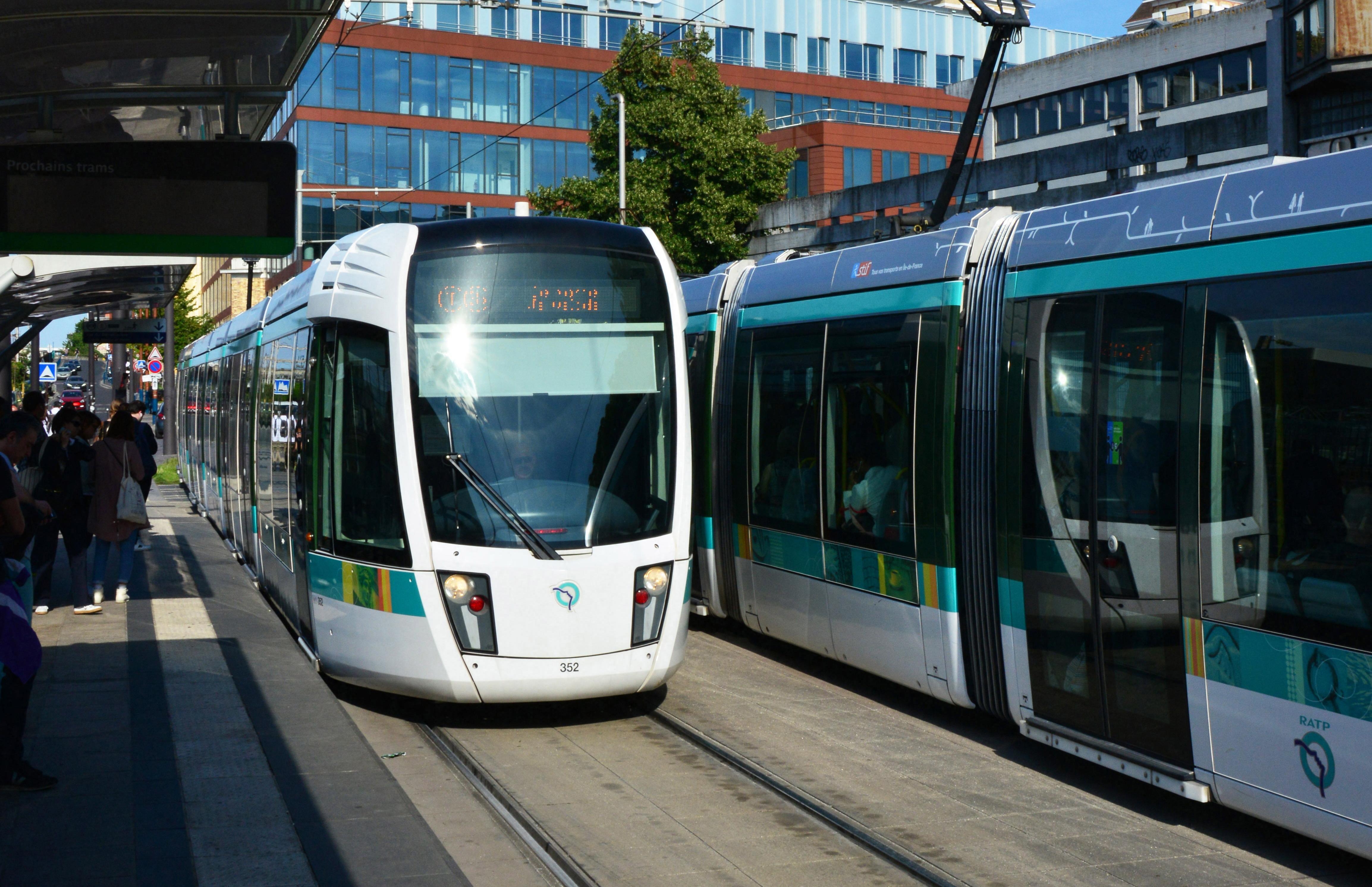 «Il était complètement défiguré» : un homme entre la vie et la mort après une agression gratuite dans un tramway de Seine-Saint-Denis
