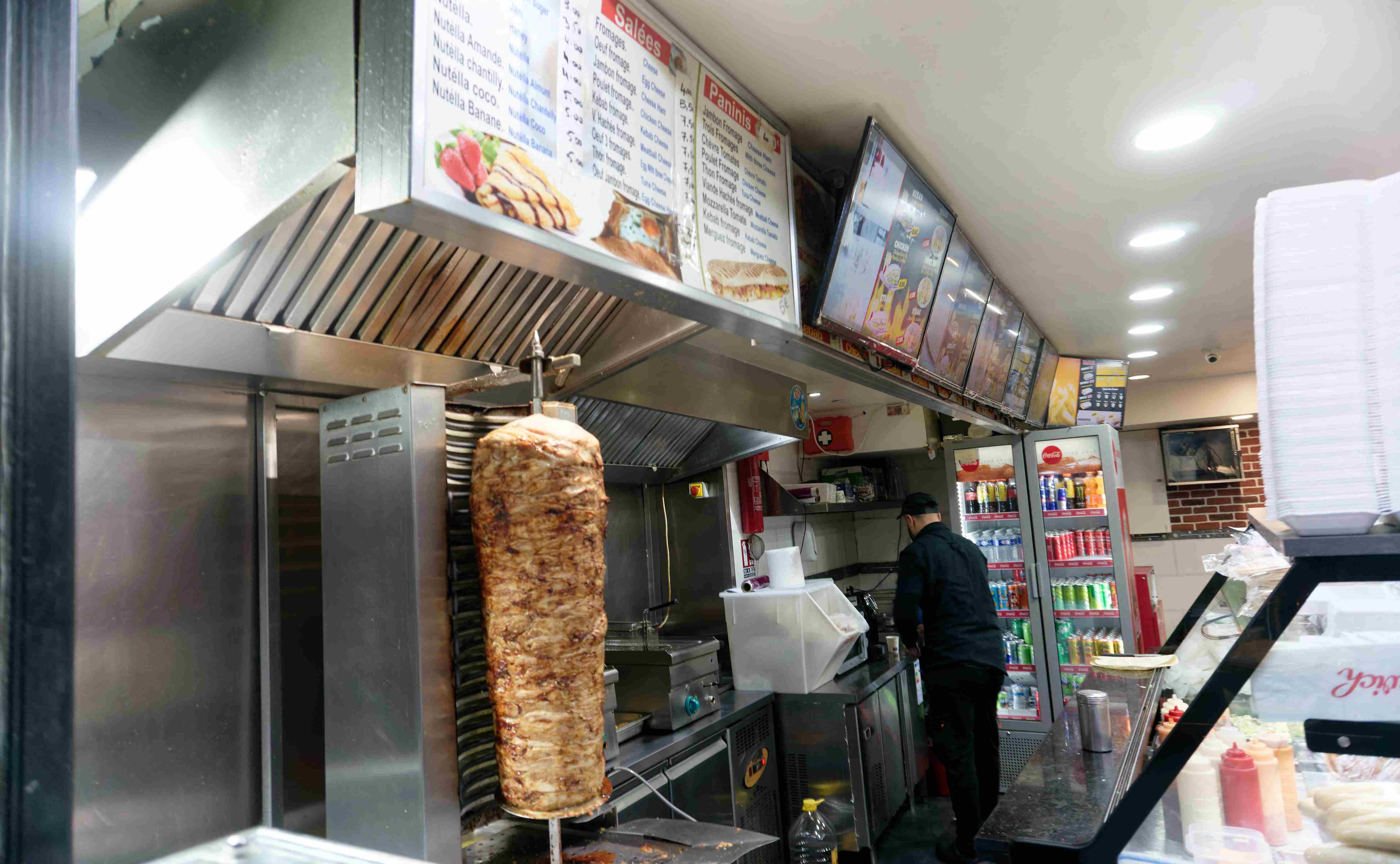 Espagne : un élu socialiste passé à tabac et insulté de «pédé de merde» dans un kebab de Murcie