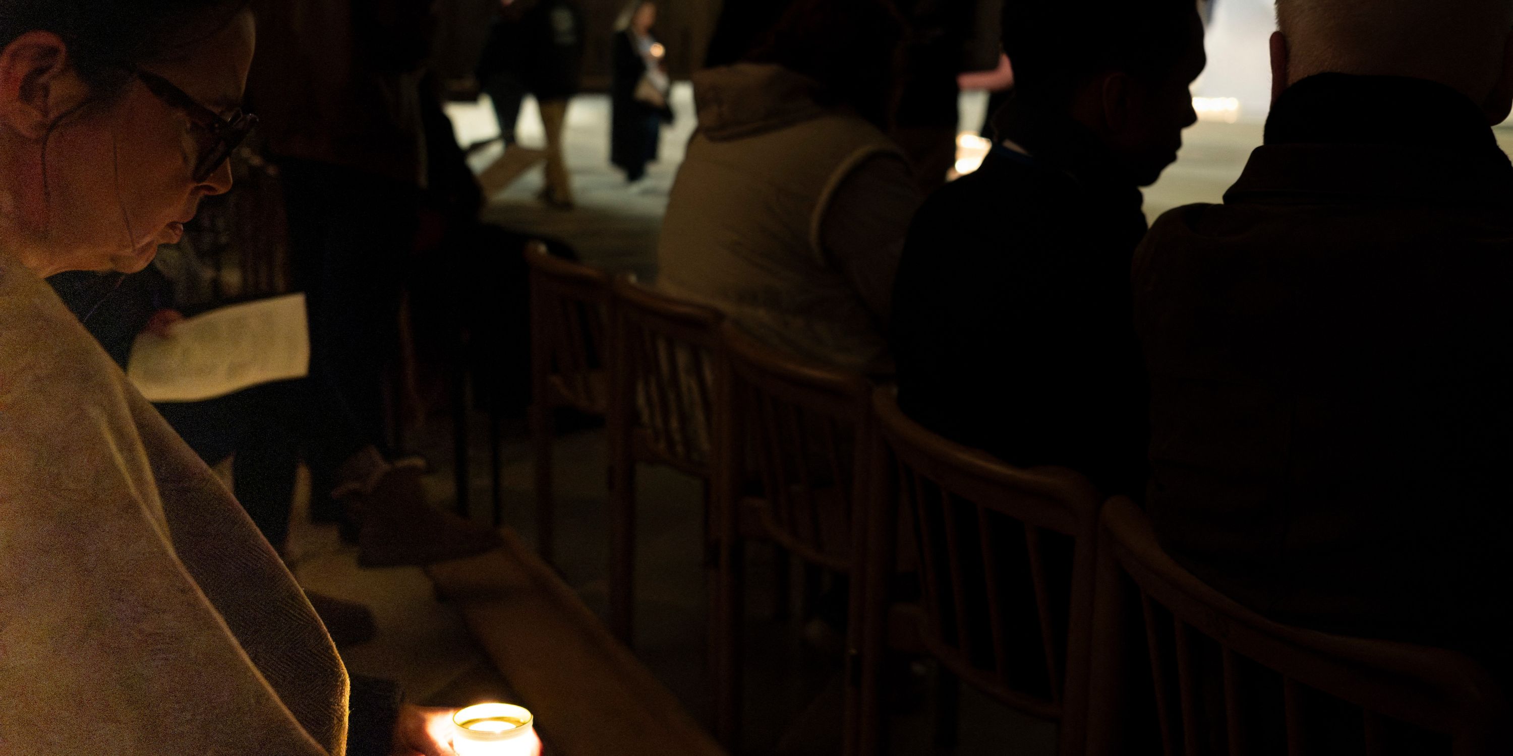 «Je suis arrivée à 6h35» : à Paris, une nouvelle messe organisée à Notre-Dame en mémoire du pape François