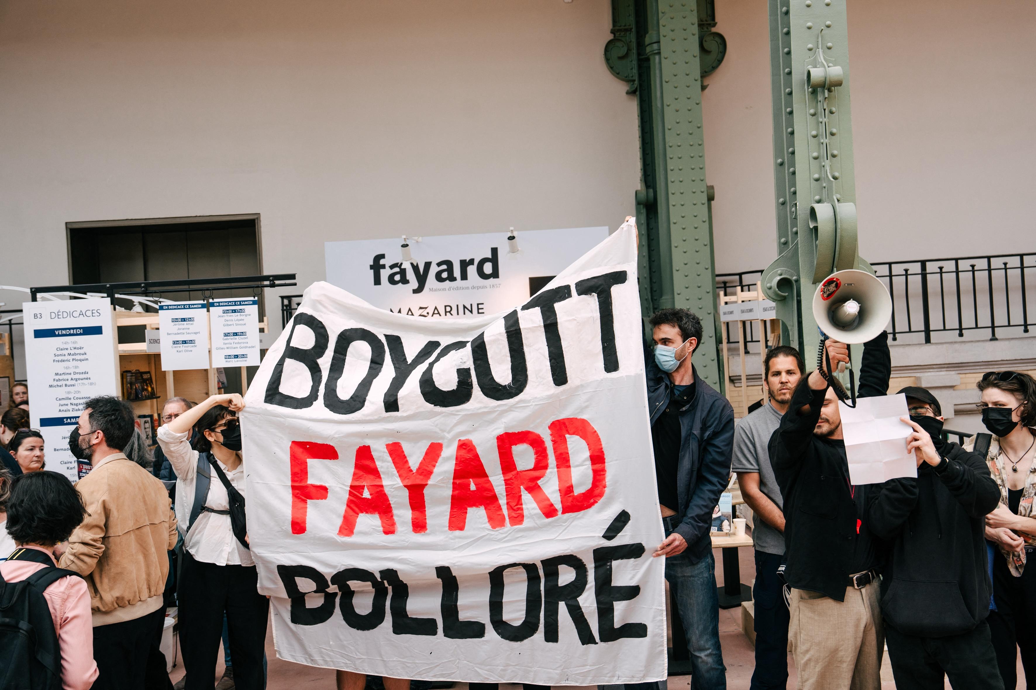 Festival du Livre de Paris : des militants d’extrême gauche prennent d’assaut le stand Fayard