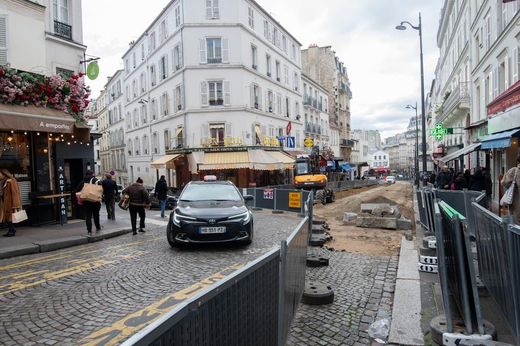 «Montmartre est mort», «immonde» : la rénovation d’une rue historique de Paris fait scandale