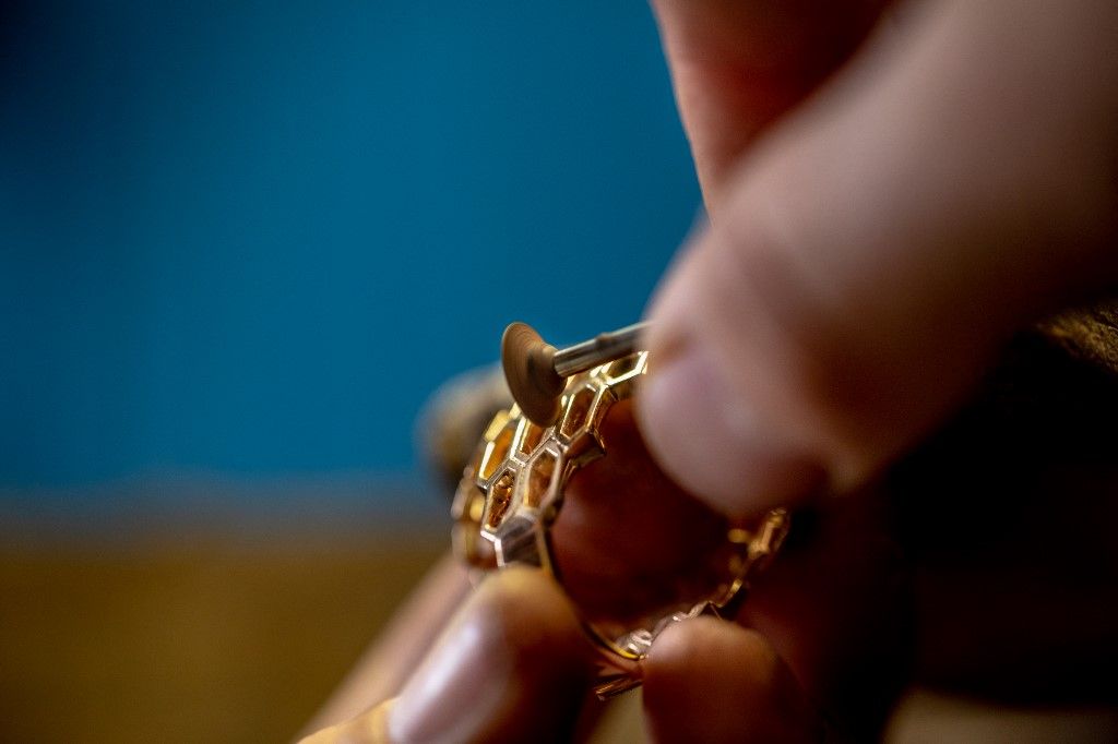 «Les gens ont besoin de finir le mois» : le prix de l’or atteint des sommets, les Français vendent leurs bijoux