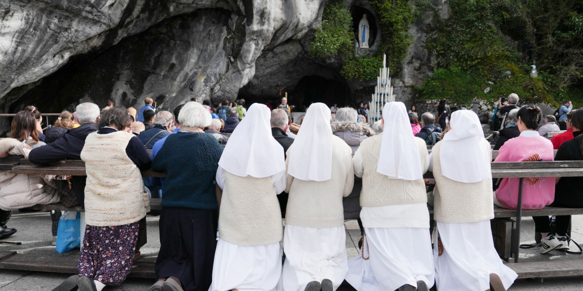 «C’était l’espoir cet homme» : à Lourdes, les fidèles pleurent la disparation du pape François