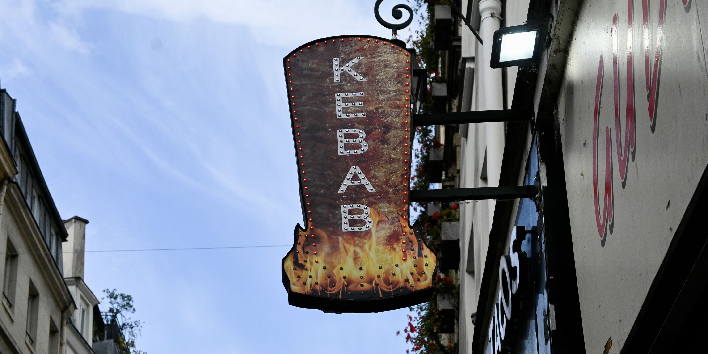 Face aux kebabs et barbiers, souvent utilisés pour blanchir l’argent du trafic de drogue, cette ville de l’Oise prend une décision radicale