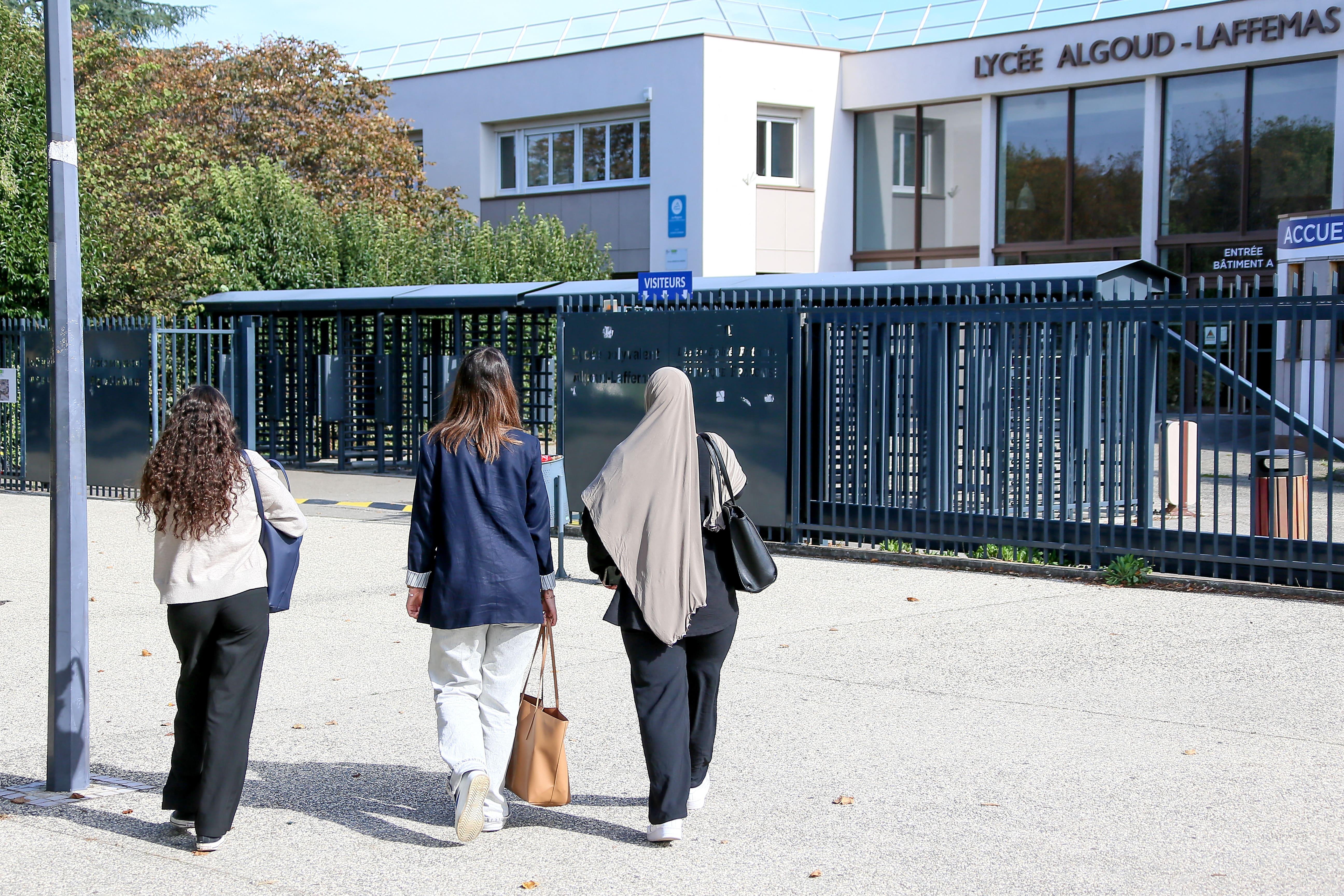 Nantes : une enseignante intimidée et filmée à son insu après avoir demandé à une élève de retirer son voile
