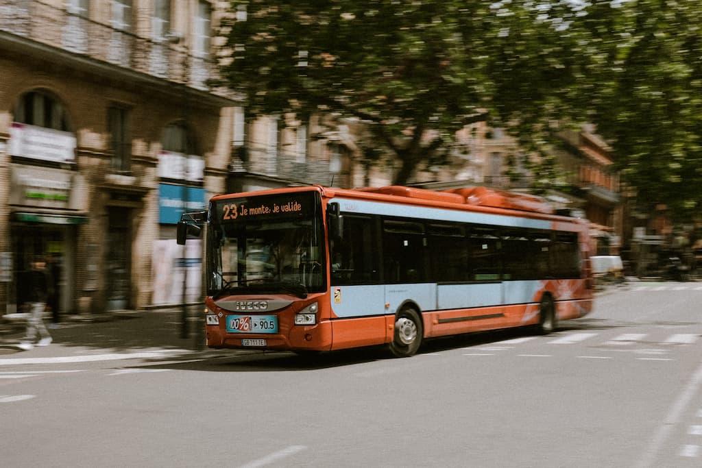 «Nique les juifs» : des tags antisémites inscrits dans un bus scolaire du Gard