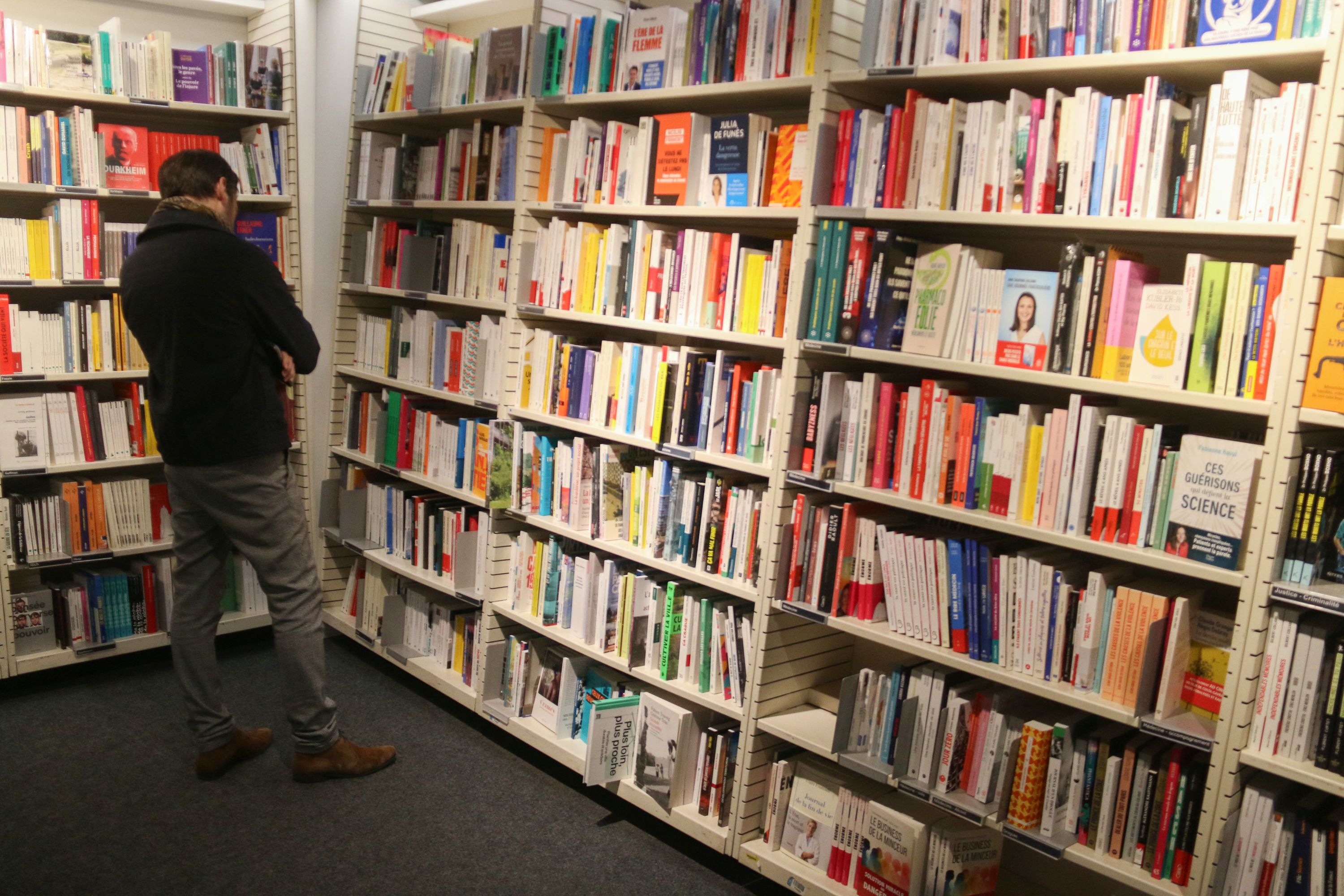 REPORTAGE – «C’est l’homme qui a marqué notre époque» : à Paris, les livres sur le pape François s’arrachent