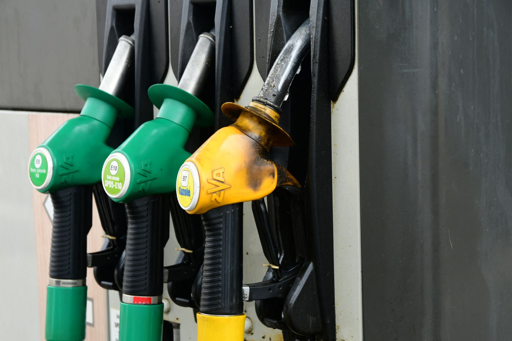 Carburant : les prix à la pompe dégringolent, les automobilistes respirent