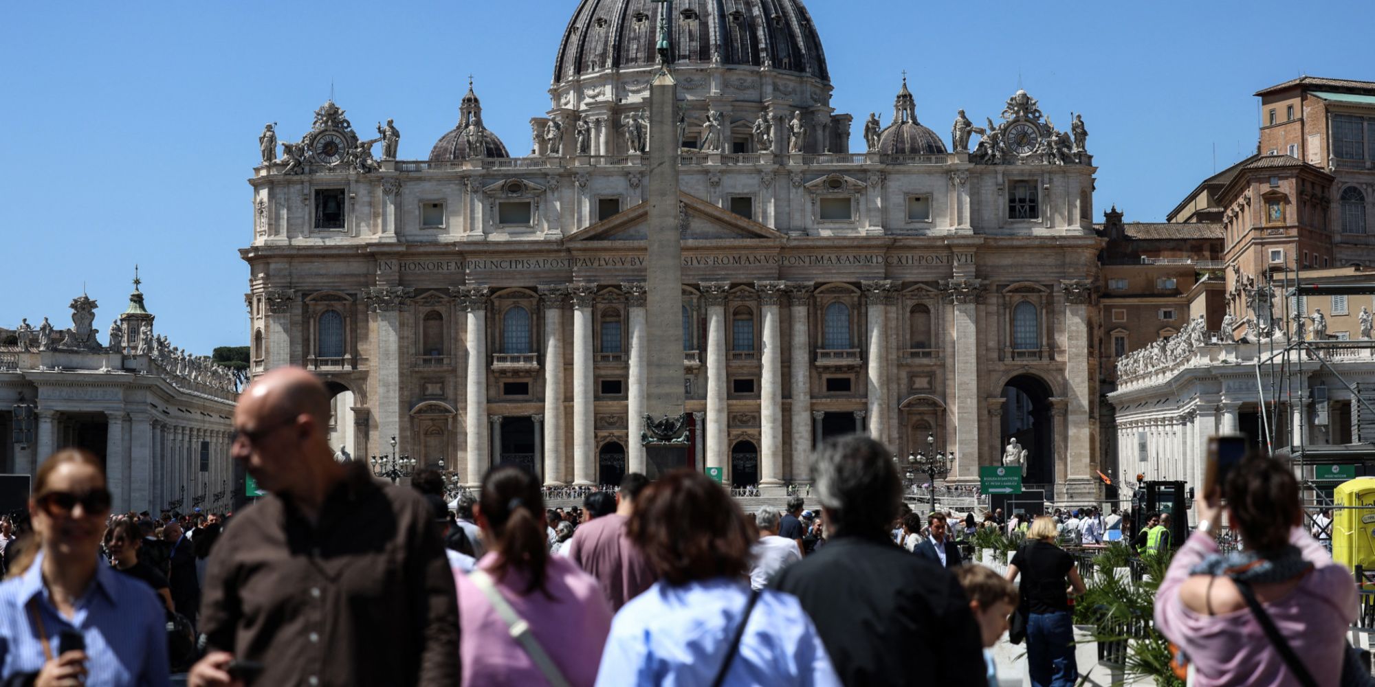«C’est historique, il faut y être» : des milliers de fidèles rendent hommage au pape François à Saint-Pierre