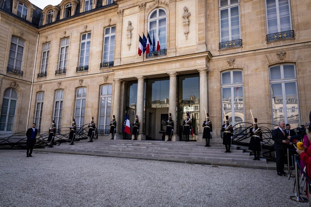 Comme des fleurs sur un tas de fumier : la désolante prolifération des candidatures pour 2027