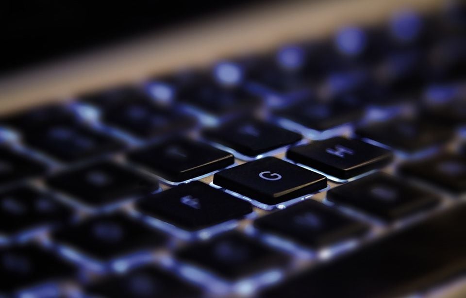 Il pense tomber amoureux d’une femme rencontrée sur Internet, un homme de 73 ans se fait arnaquer et perd 70.000 euros