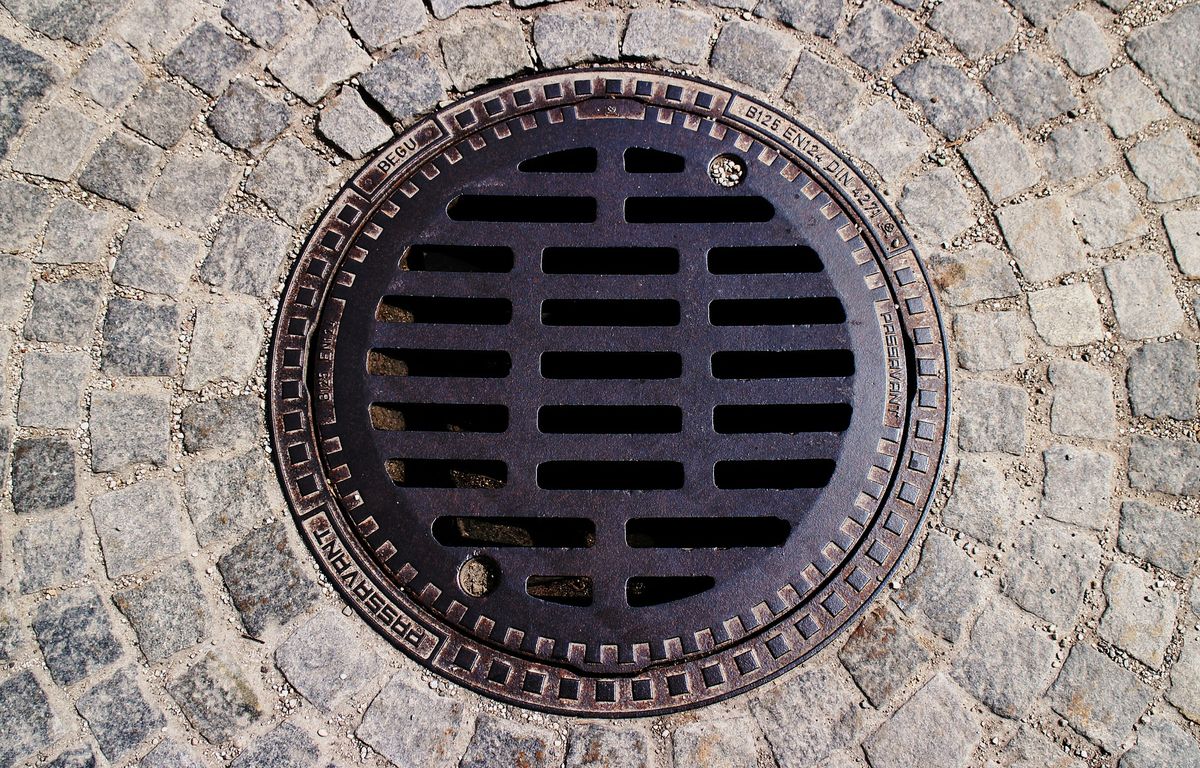 États-Unis : Une bouche d’égout explose et détruit le trottoir, une grand-mère et ses enfants s’en sortent par miracle