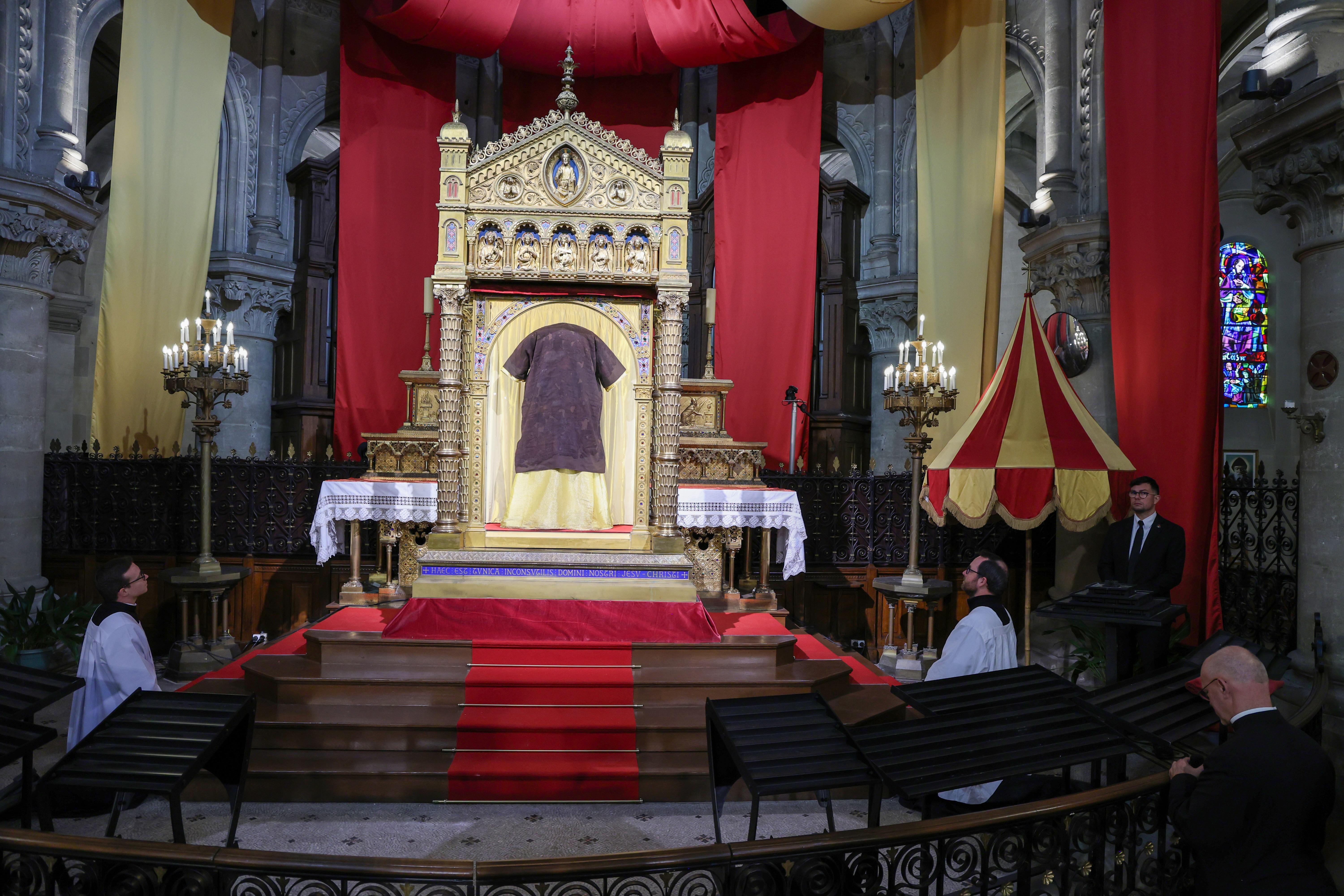 La Sainte Tunique : le mystère chrétien qui fascine la France