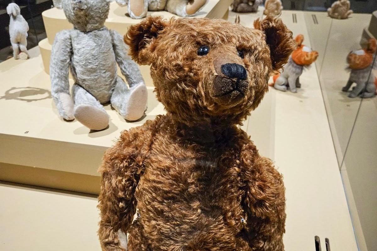 Exposition au musée des Arts décoratifs : l’ours en peluche, de la chambre d’enfant aux salles du musée