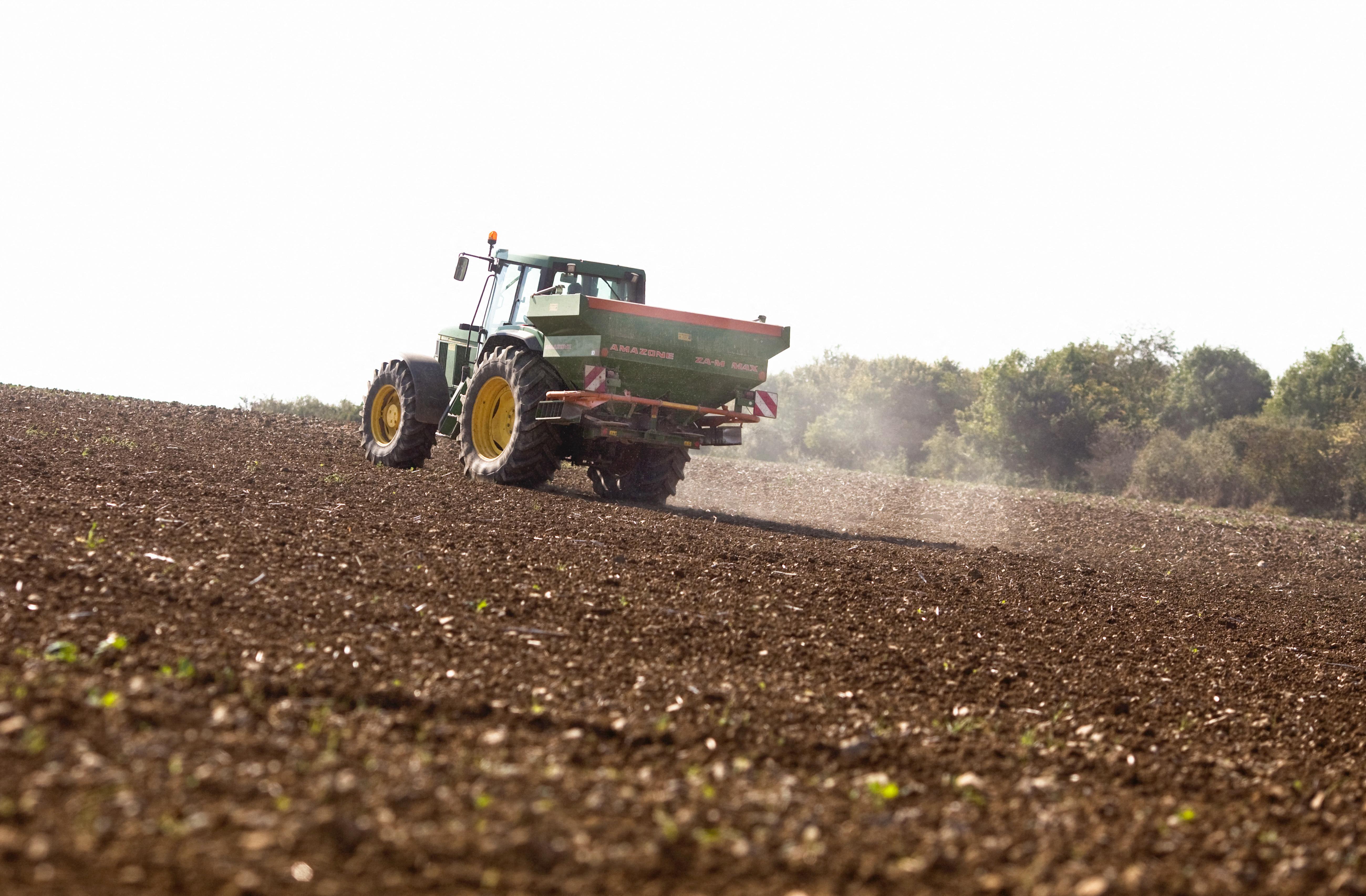 Taxes de Trump et sanctions contre les engrais russes : les agriculteurs français pris en tenaille