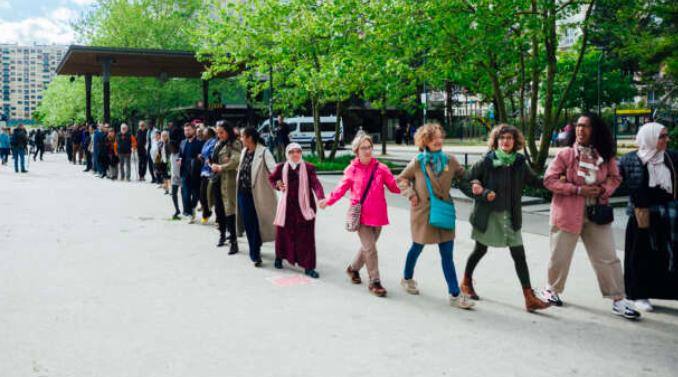 «Il y en a marre de toute cette merde qui gangrène le quartier» : des Rennais forment une chaîne humaine pour dénoncer les violences liées au narcotrafic